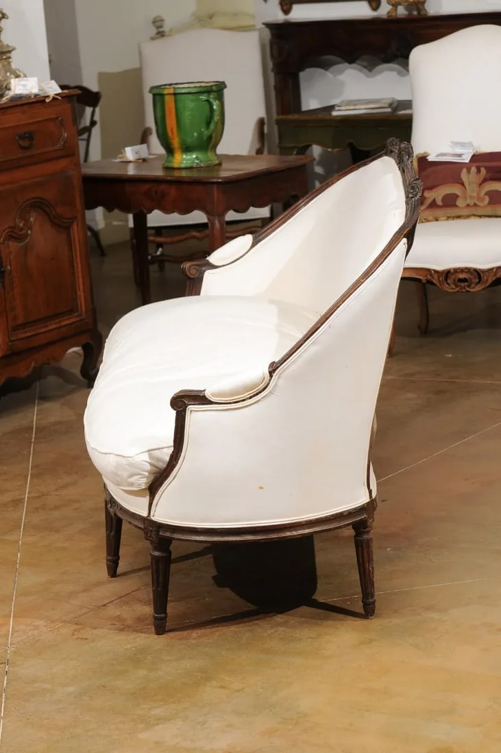 1780s French Louis XVI Period Walnut Canapé en Corbeille - 11