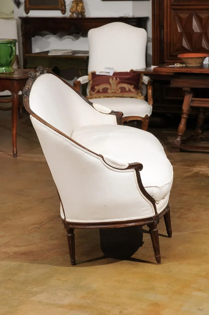 1780s French Louis XVI Period Walnut Canapé en Corbeille - 7