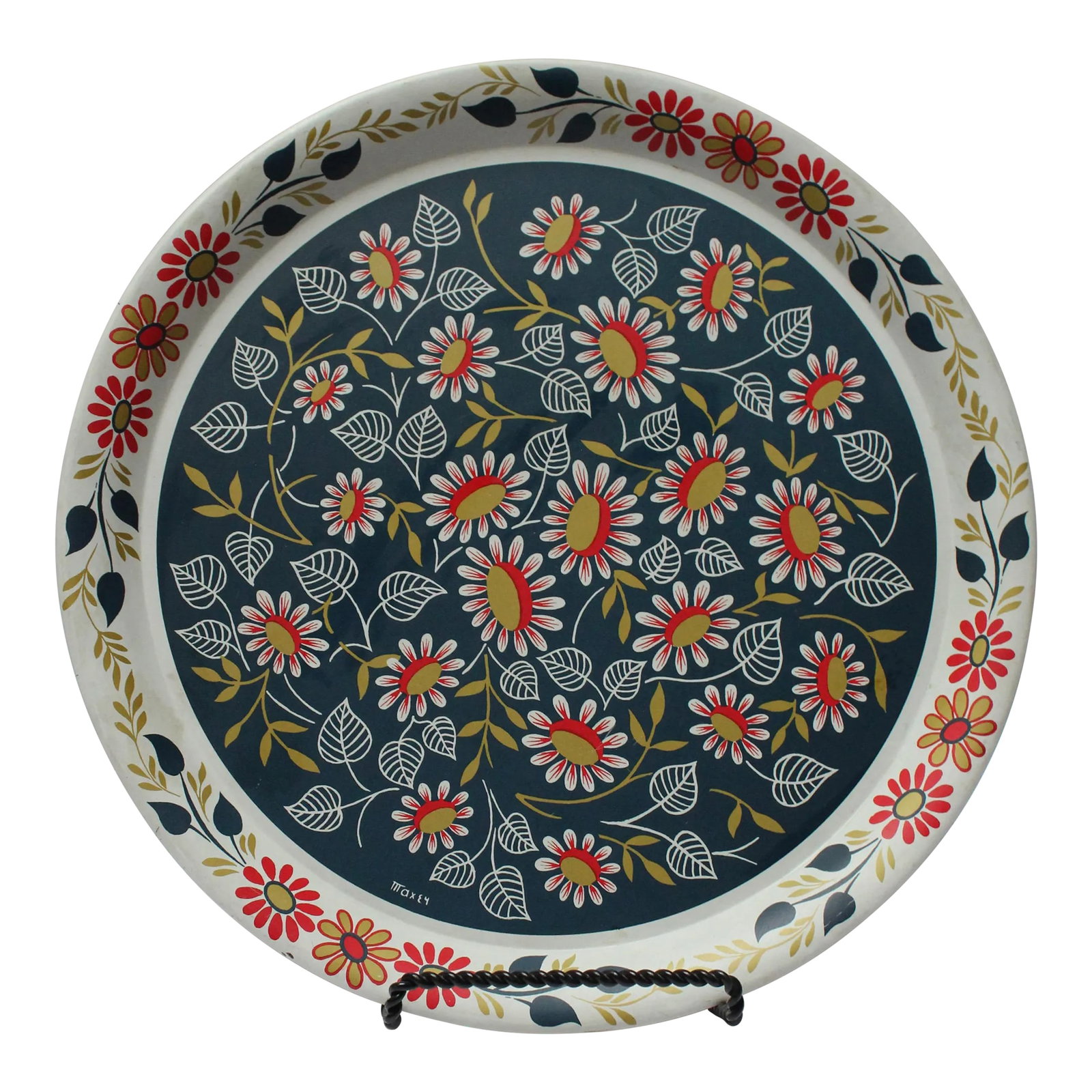 Maxey Folk Art Painted Metal Floral Decorative Tray: Large Pennsylvania Dutch Folk Art metal tray with daisy motif (ca. 1970s, Pennsylvania, USA). Very good, vintage condition with only light wear, as shown. Lovely decorative piece with attractive