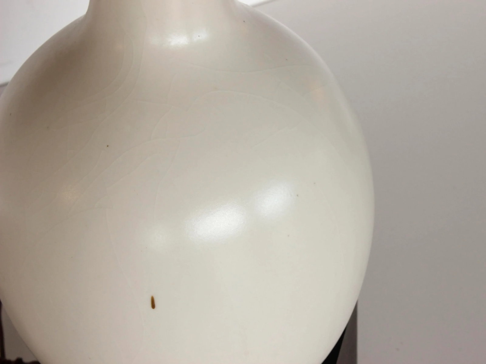 Midcentury White Craquelure Pottery Table Lamp With Black Shade - 5