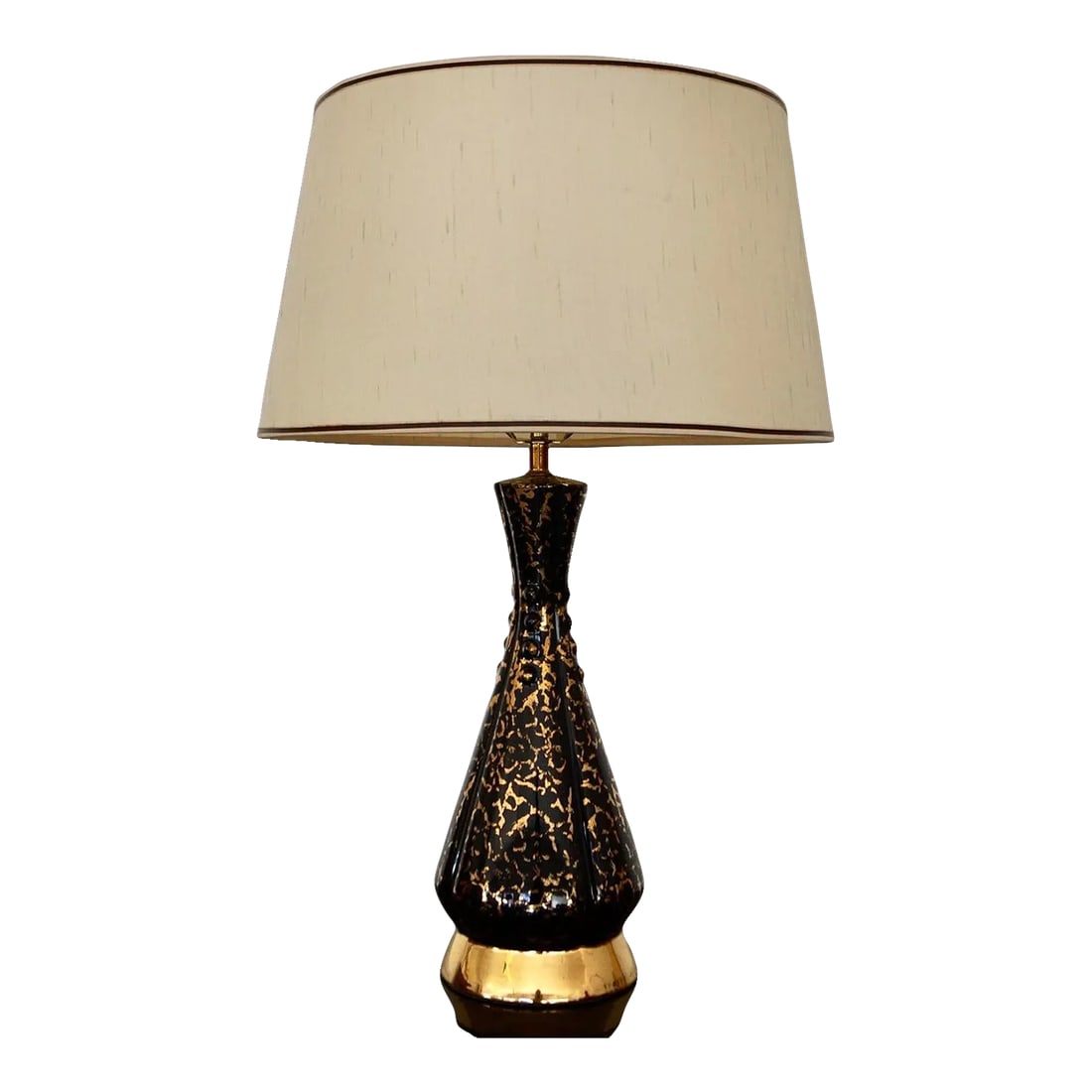 1950's Hollywood Regency Porcelain Table Lamp: Beautiful Mid-century Modern table lamp for sale. Made out of porcelain, and in amazing condition with no chips or breaks. It has a beautiful gold base with a black and gold speckled body, and a