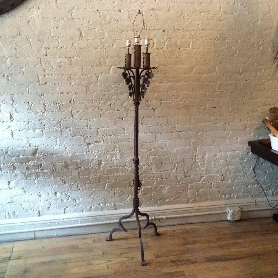 Early 20th Century Gothic Wrought Iron Floor Lamp in the Style of Samuel Yellin - 4