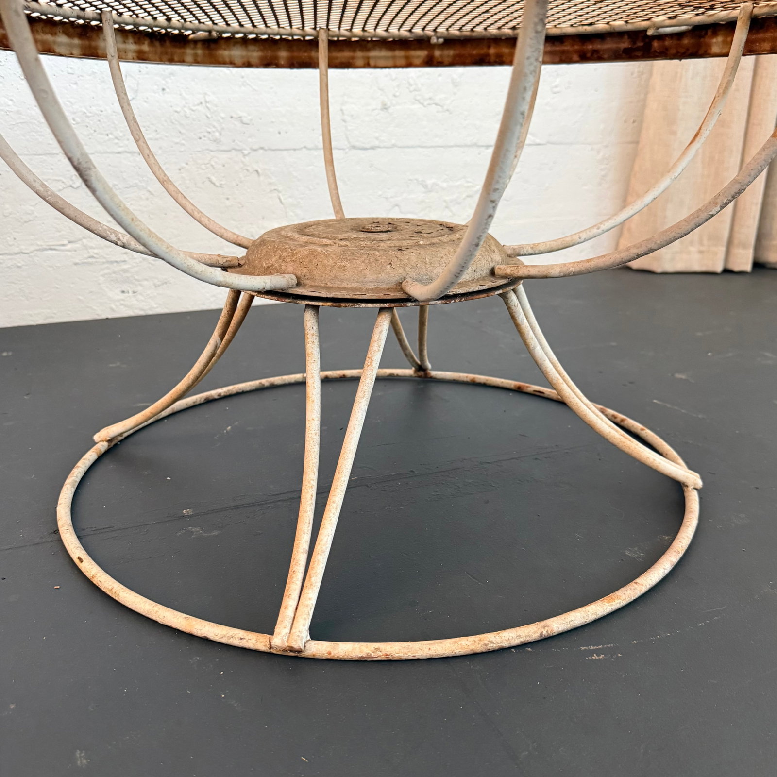 Mid-Century Modern Woodard Sculptura Style Swivel Outdoor Coffee Table - 5