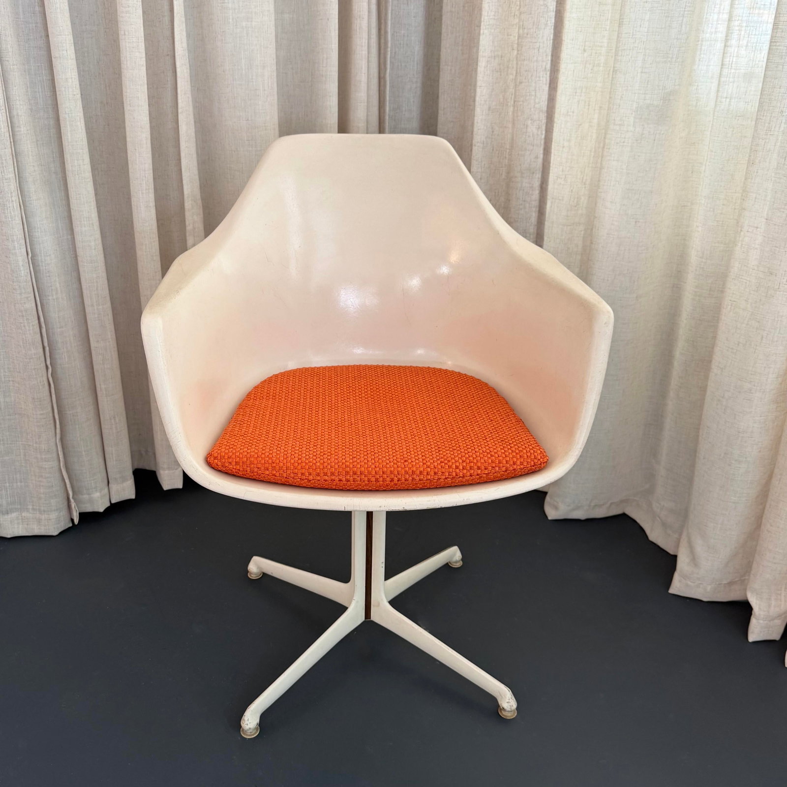 Mid-Century Modern Fiberglass Pedestal Arkana Chair by Maurice Burke - 2