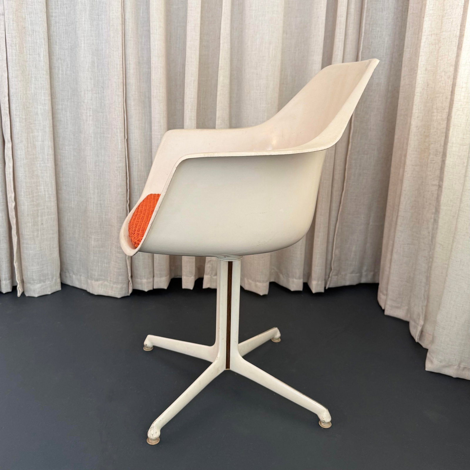 Mid-Century Modern Fiberglass Pedestal Arkana Chair by Maurice Burke - 3
