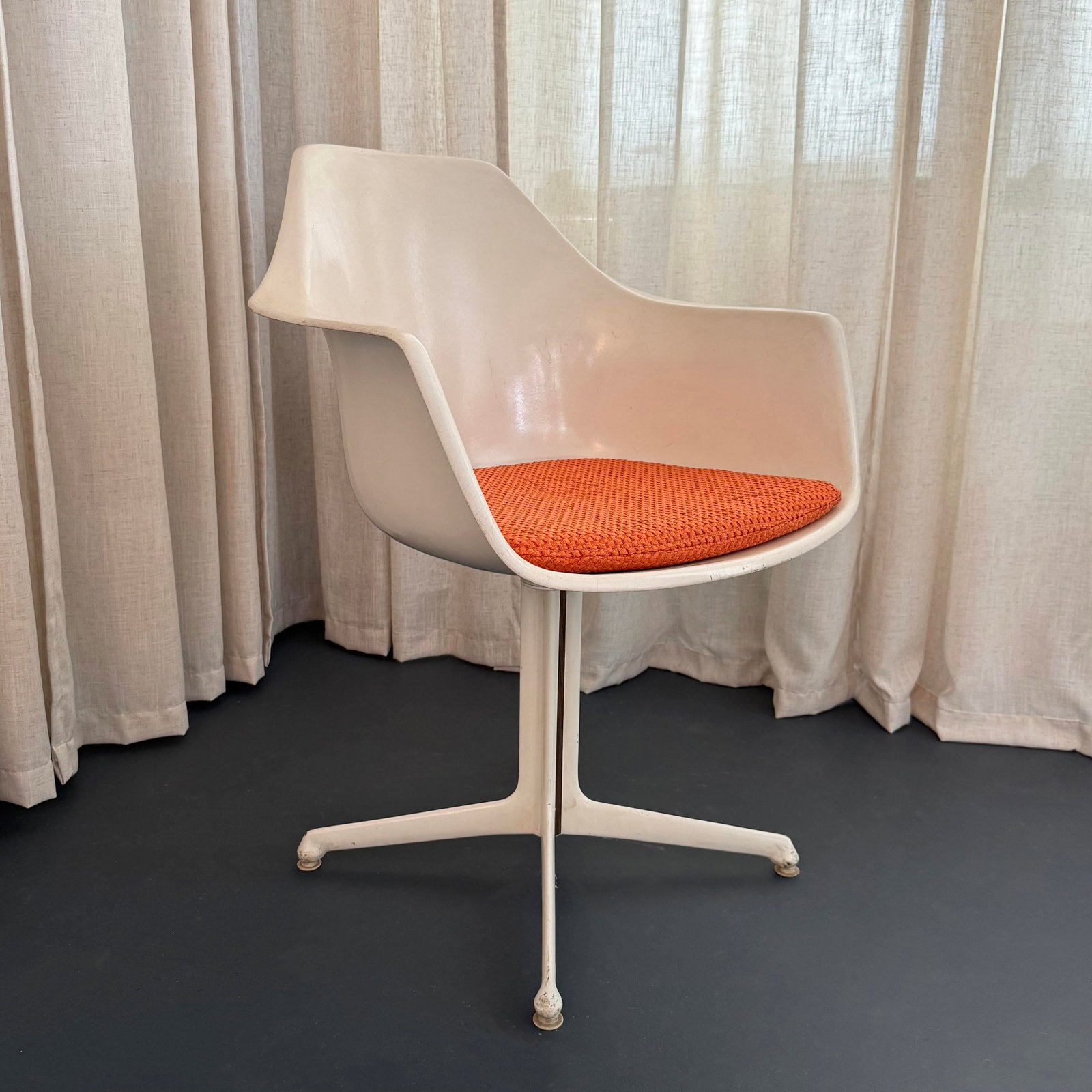 Mid-Century Modern Fiberglass Pedestal Arkana Chair by Maurice Burke - 4