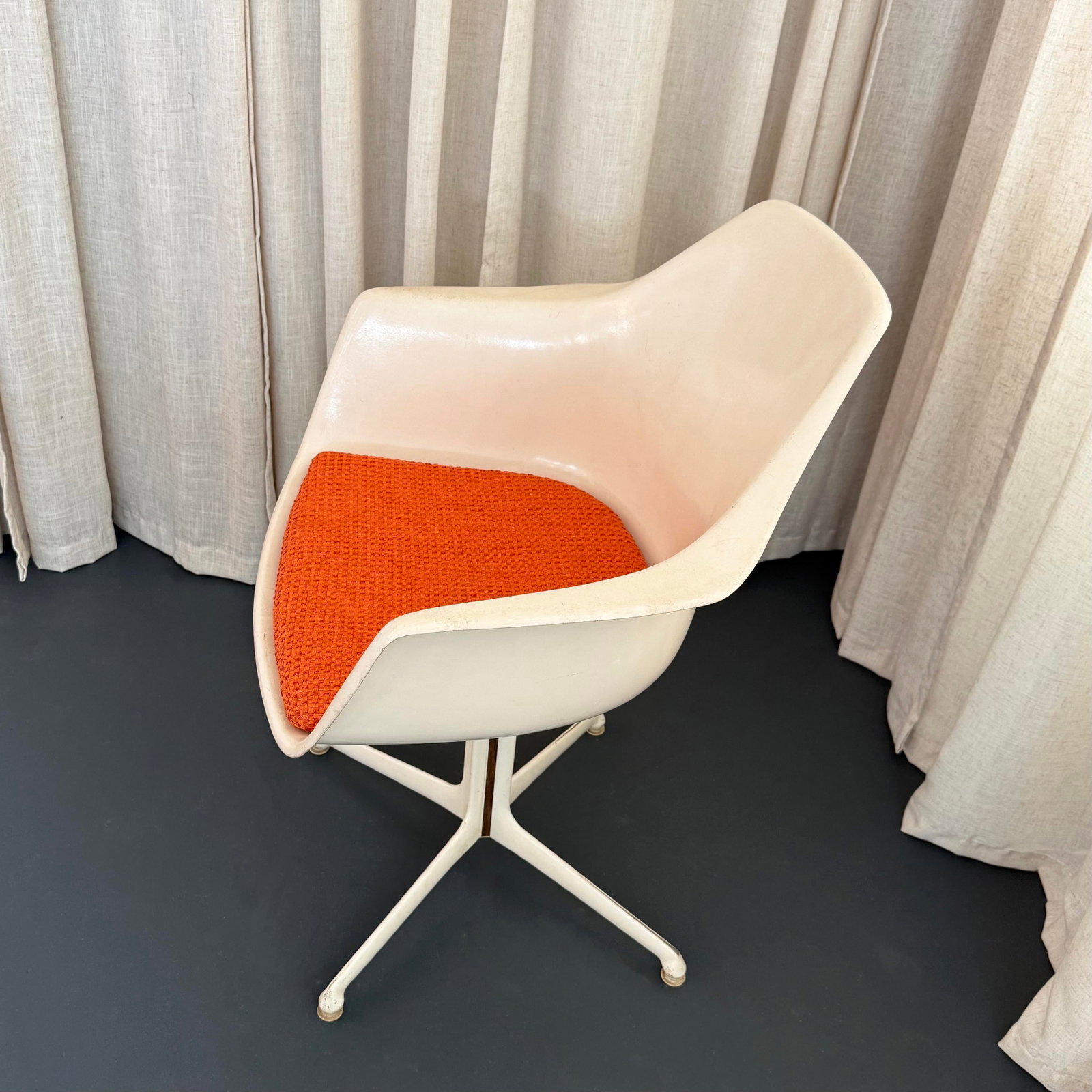 Mid-Century Modern Fiberglass Pedestal Arkana Chair by Maurice Burke - 6