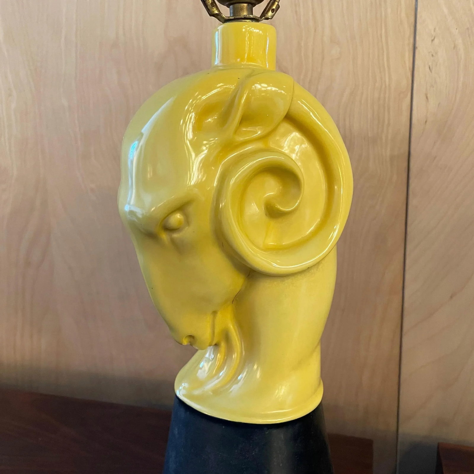 Mid 20th Century Hollywood Regency Yellow Ceramic Ram's Head Table Lamp - 2
