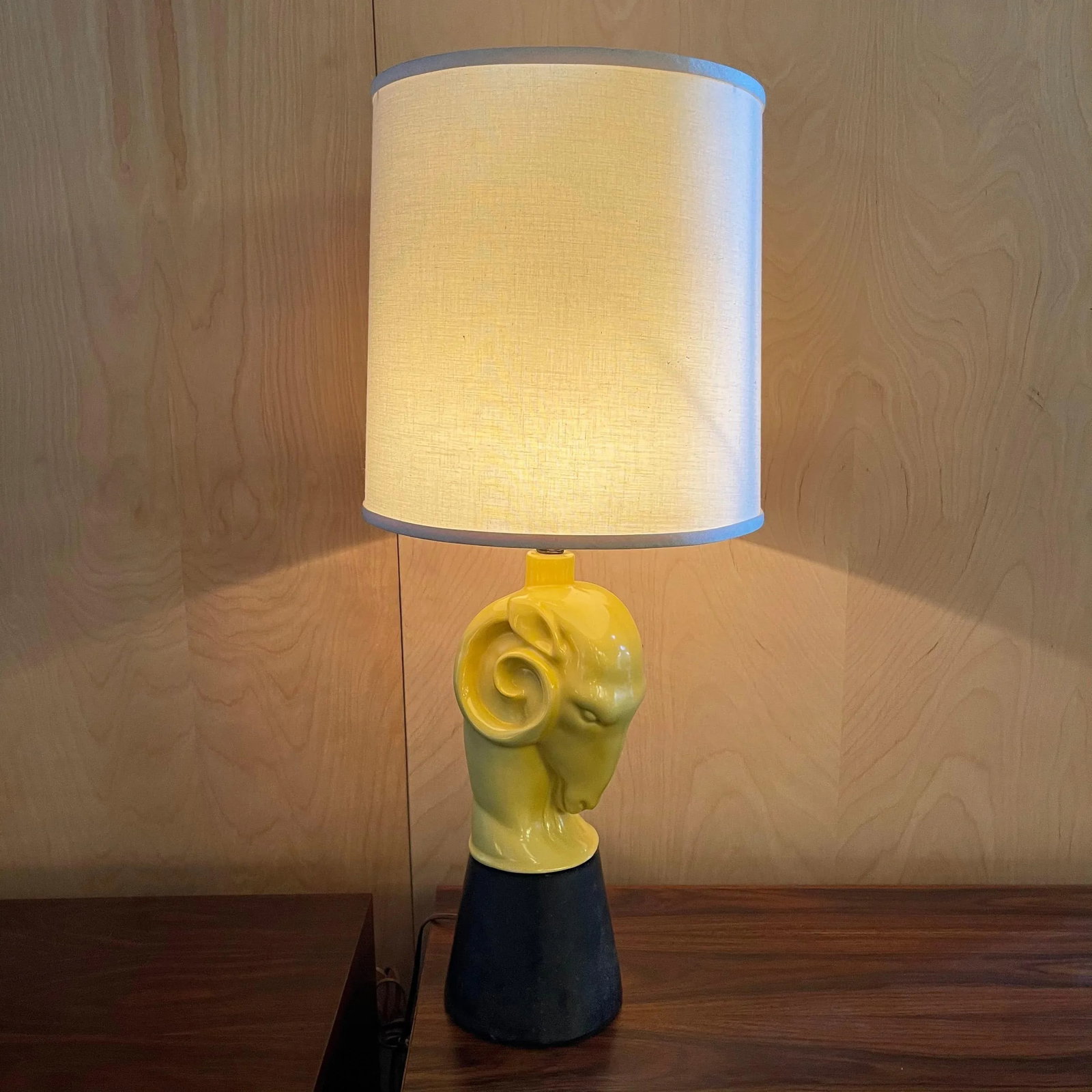 Mid 20th Century Hollywood Regency Yellow Ceramic Ram's Head Table Lamp - 3
