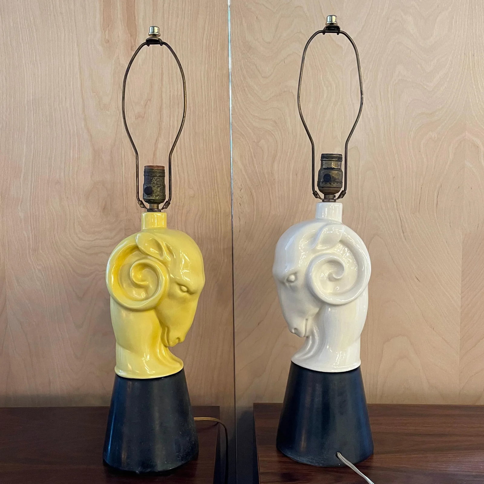 Mid 20th Century Hollywood Regency Yellow Ceramic Ram's Head Table Lamp - 4