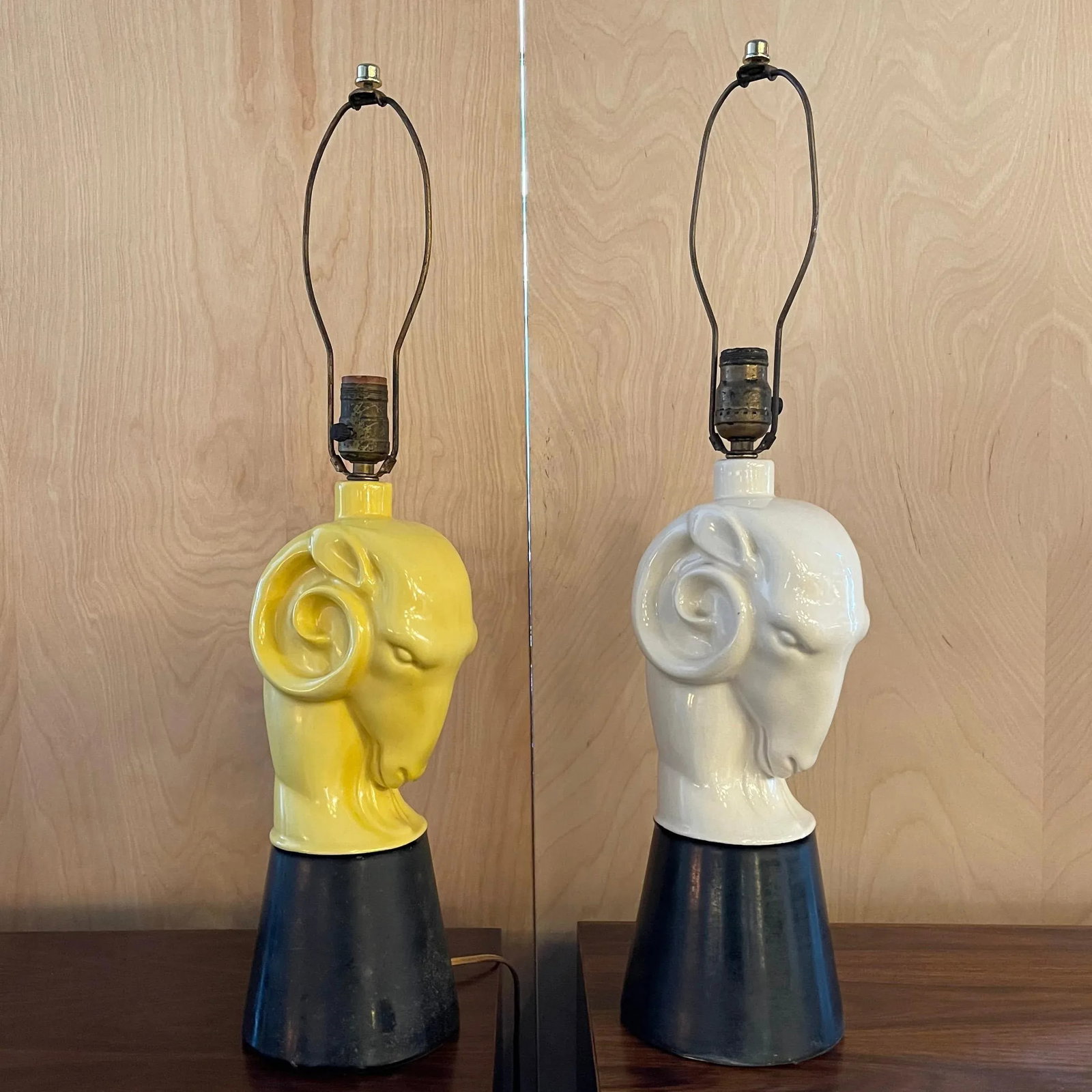 Mid 20th Century Hollywood Regency Yellow Ceramic Ram's Head Table Lamp - 5