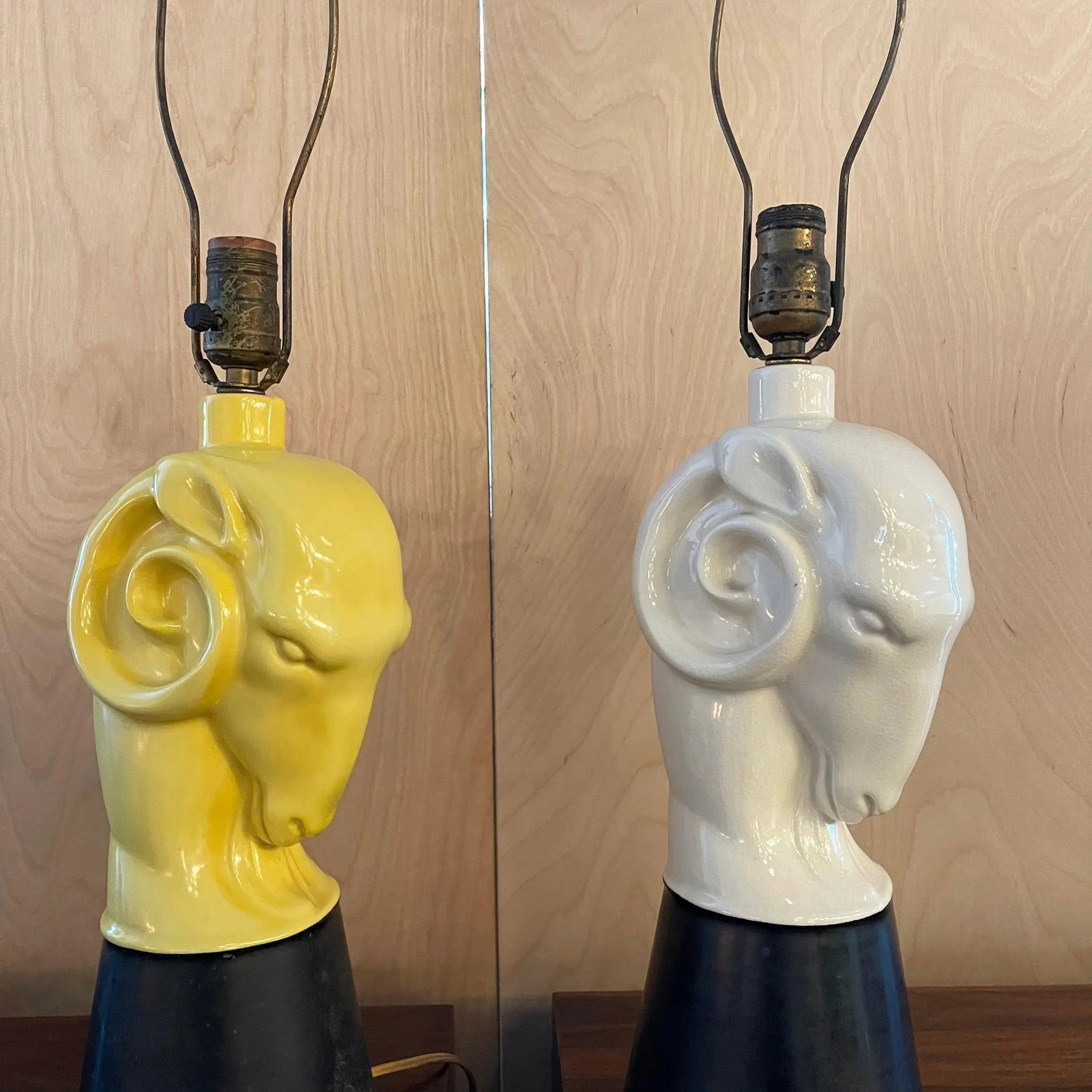 Mid 20th Century Hollywood Regency Yellow Ceramic Ram's Head Table Lamp - 6