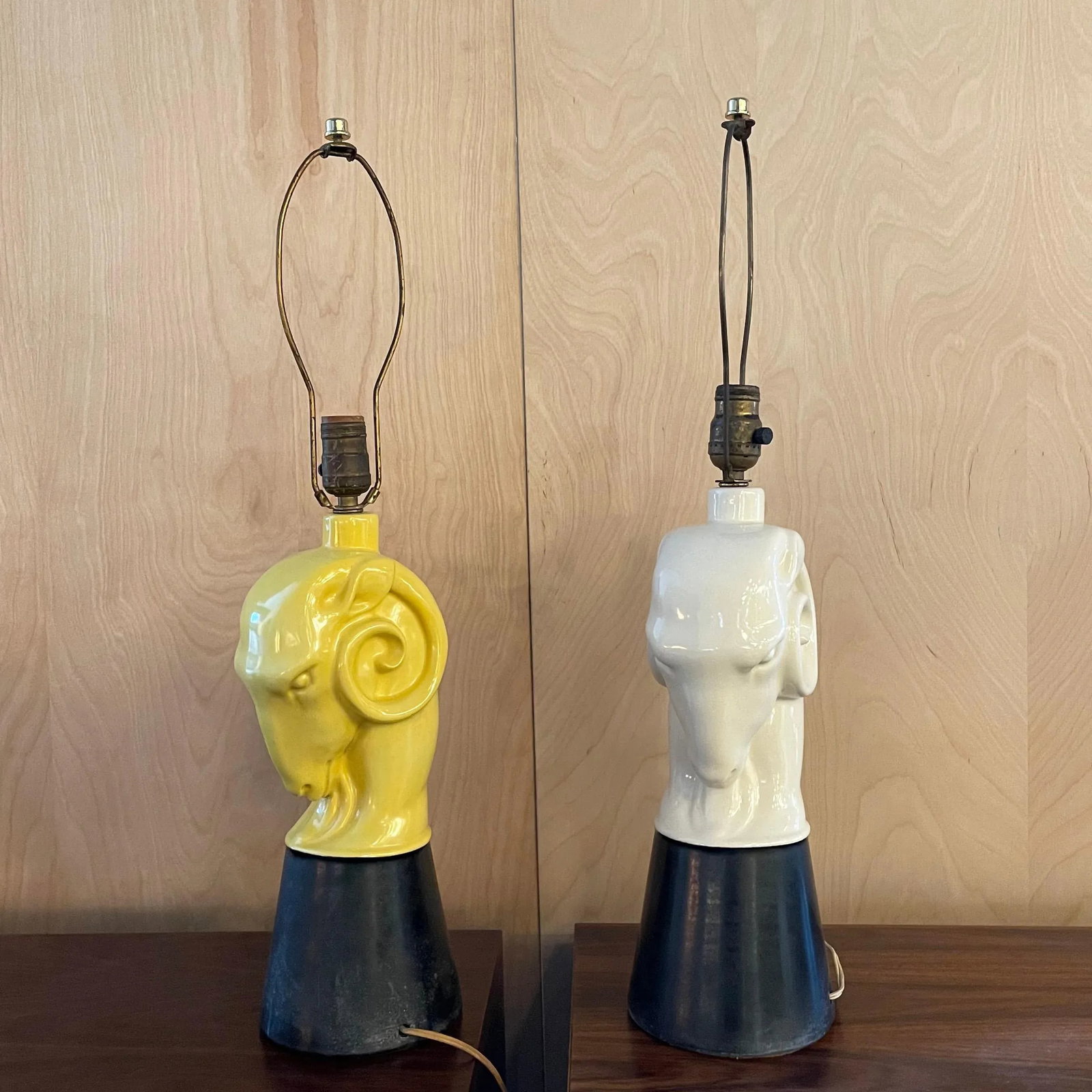 Mid 20th Century Hollywood Regency Yellow Ceramic Ram's Head Table Lamp - 7