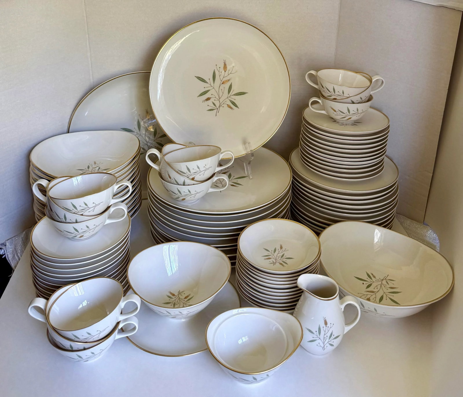 1960's Syracuse "Elegance" Complete Dinnerware Set for 12 Guests and Serving Pieces - 4