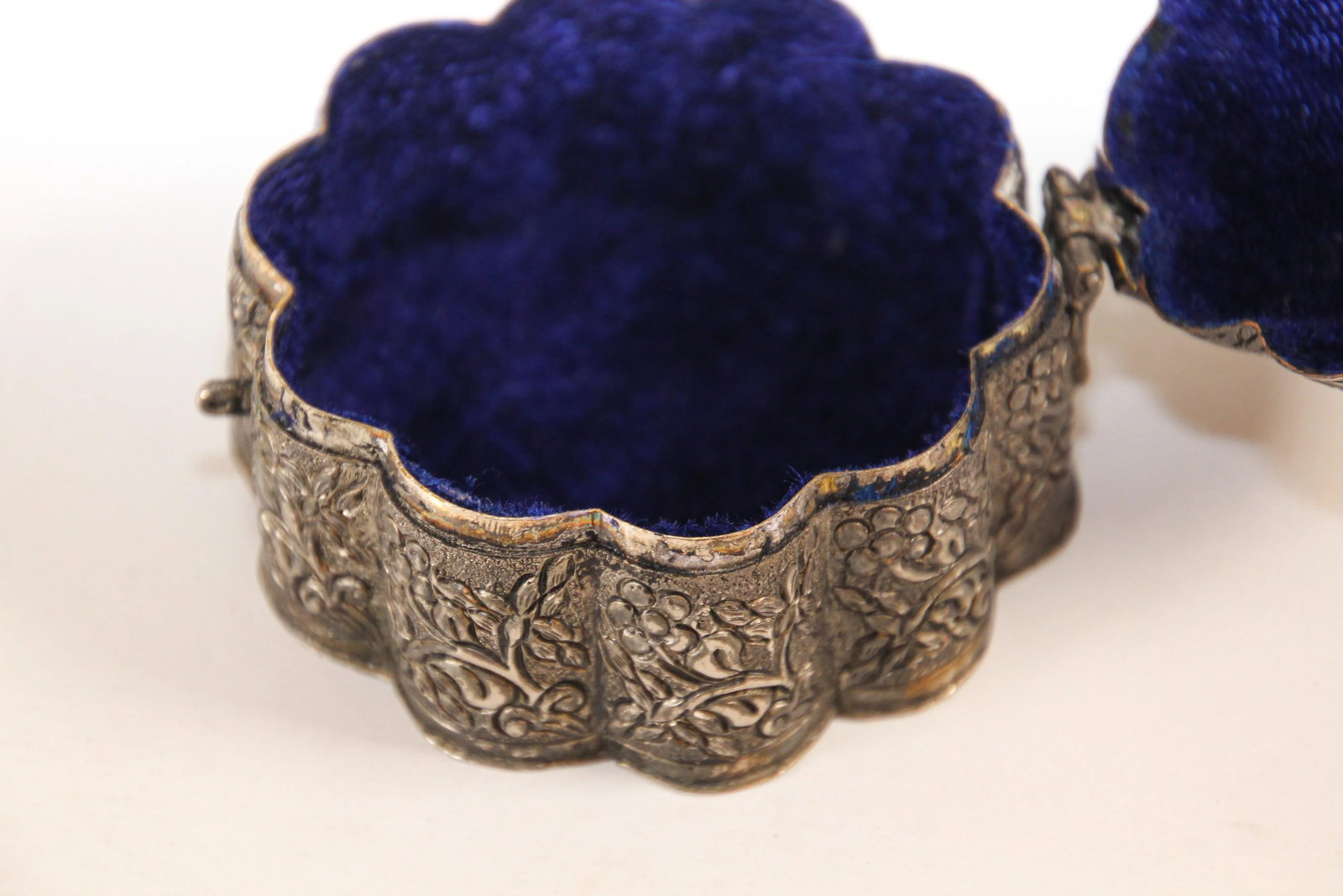 Antique North Indian Mughal Silver Chased Collectible Trinket Box - 3