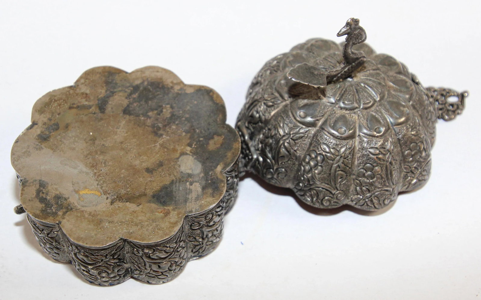 Antique North Indian Mughal Silver Chased Collectible Trinket Box - 4