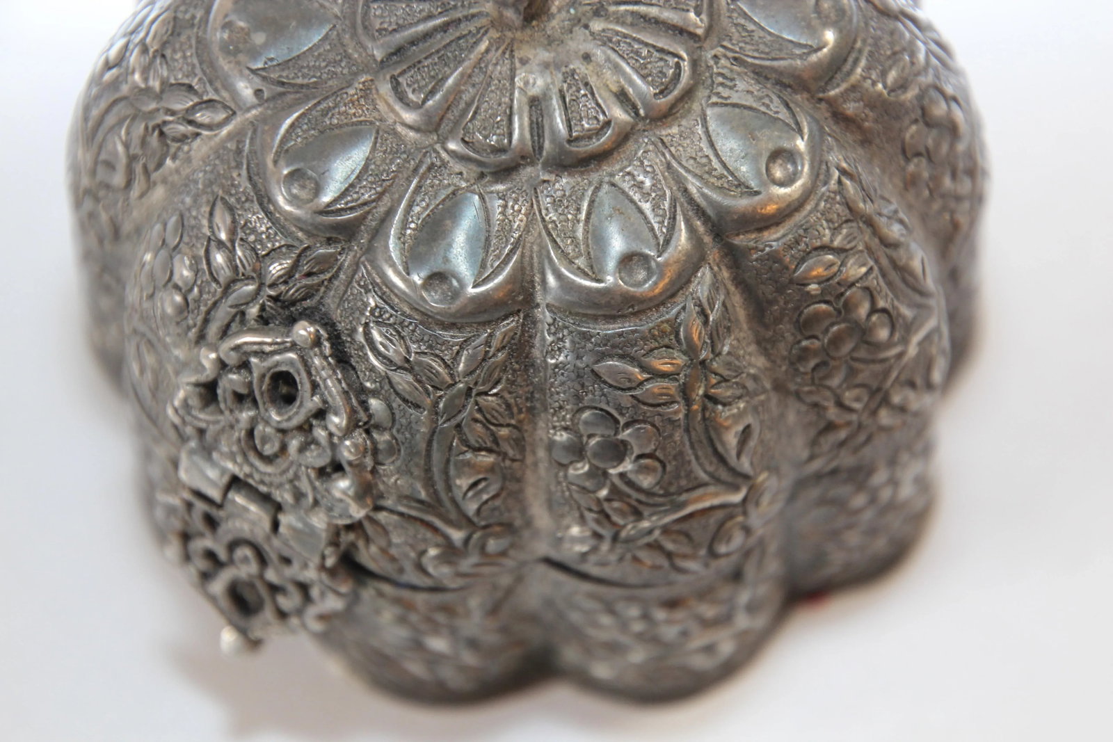 Antique North Indian Mughal Silver Chased Collectible Trinket Box - 9