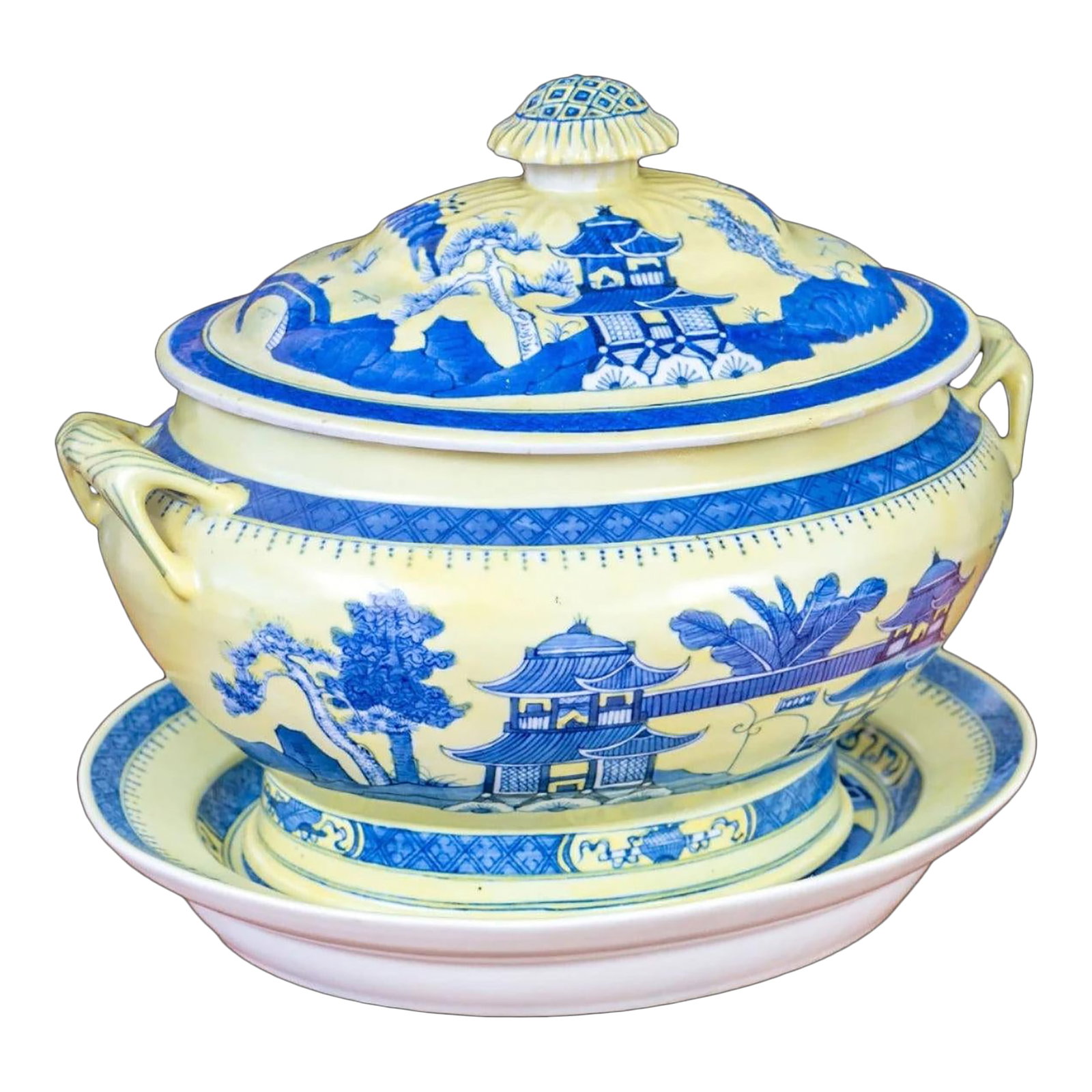19th Century A Fabulous Chinese Export Porcelain Soup Tureen in Classic Form: Chinese Export Soup Tureen With Undertray A fabulous Chinese export porcelain soup tureen in classic form with a lotus pod motif on the handle. Beautifully designed with eye-catching colors, making