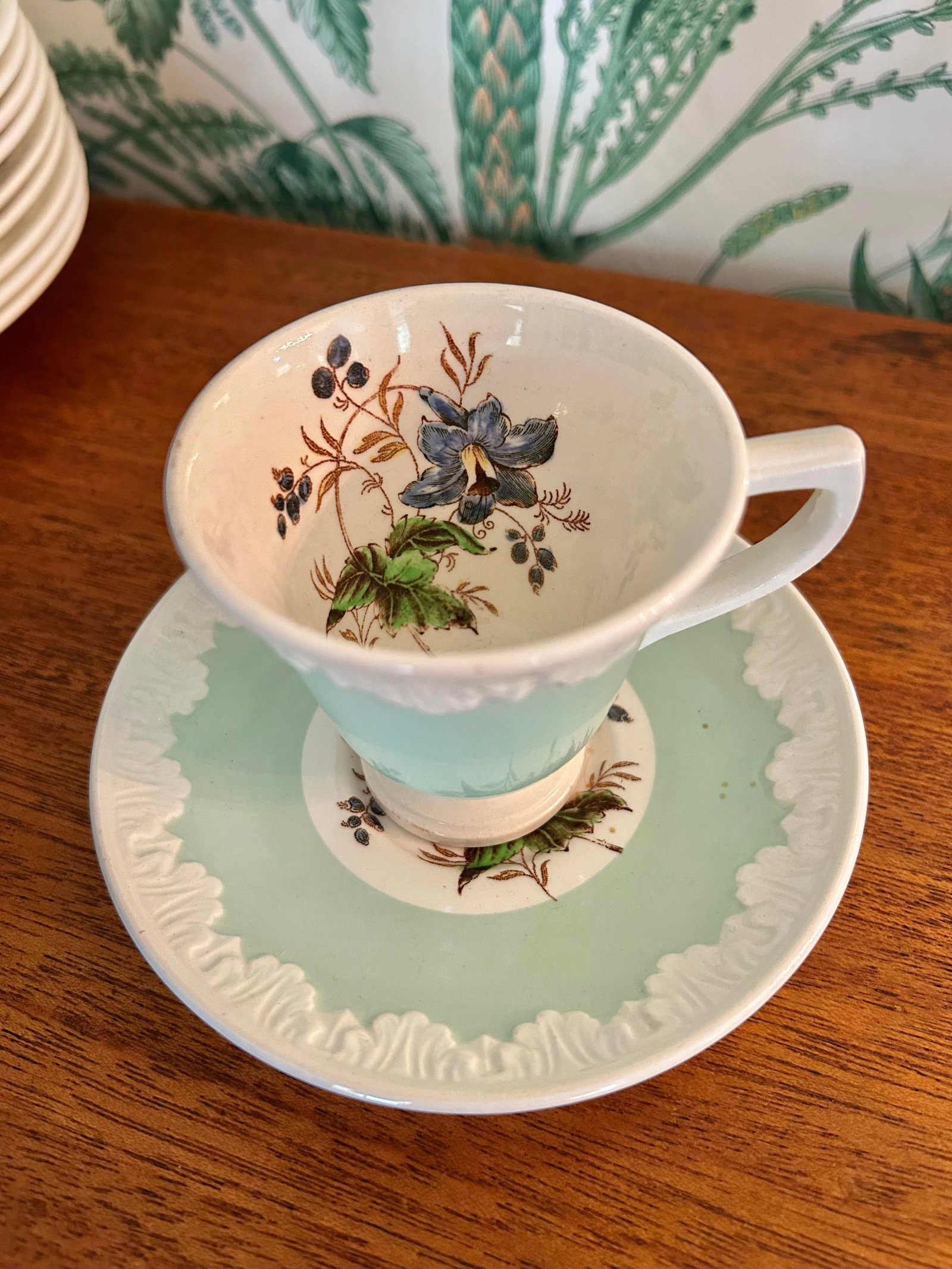 1930's Wedgewood China Corinthian Hampton Court With Celadon Mint Green Rim - A Set of 60 Pieces - 10