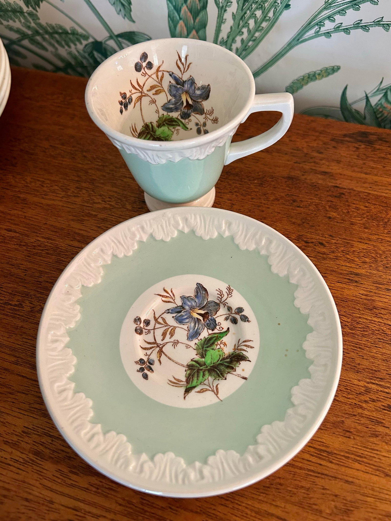 1930's Wedgewood China Corinthian Hampton Court With Celadon Mint Green Rim - A Set of 60 Pieces - 11