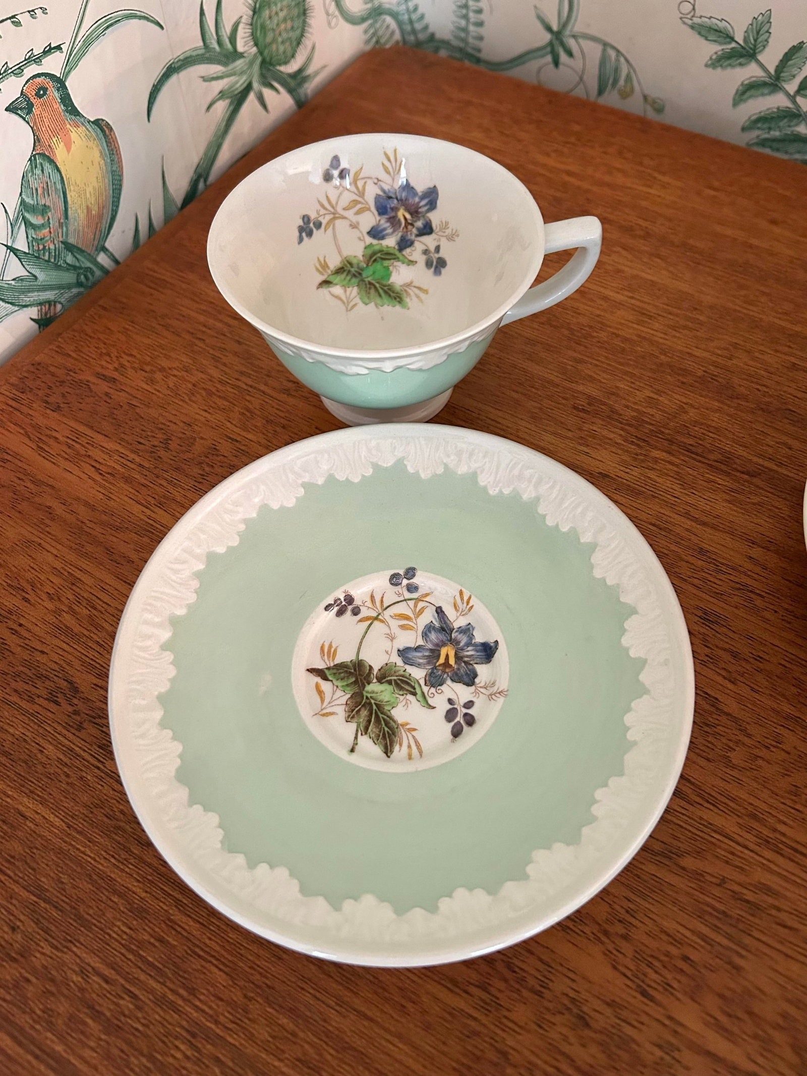 1930's Wedgewood China Corinthian Hampton Court With Celadon Mint Green Rim - A Set of 60 Pieces - 13