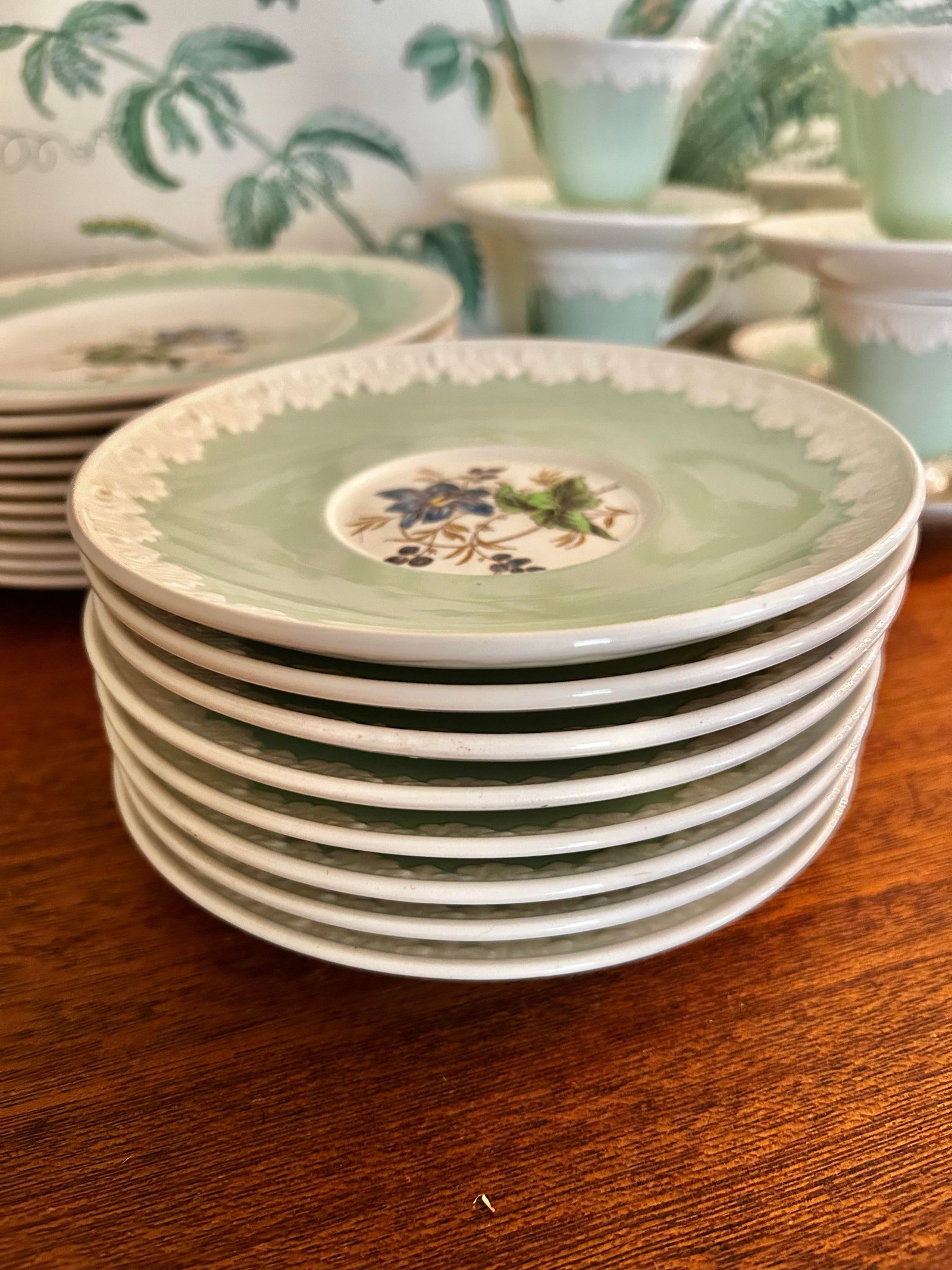 1930's Wedgewood China Corinthian Hampton Court With Celadon Mint Green Rim - A Set of 60 Pieces - 4