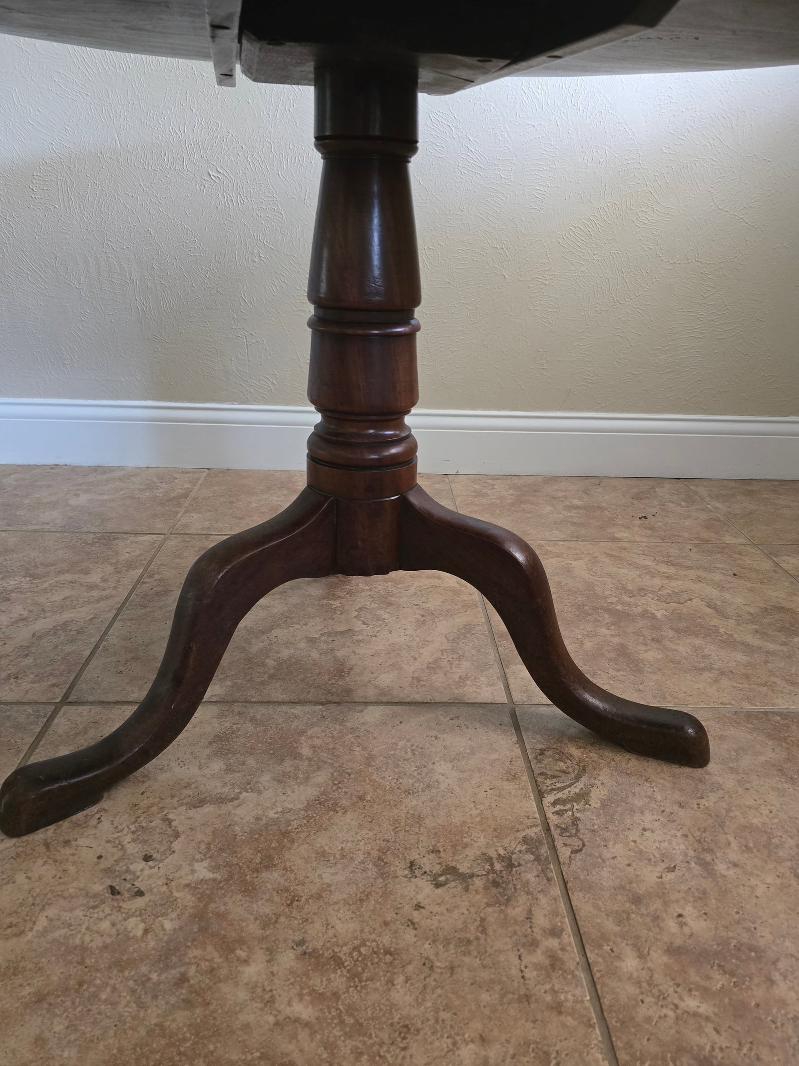 18th Century Georgian Mahogany Tilt Table - 4