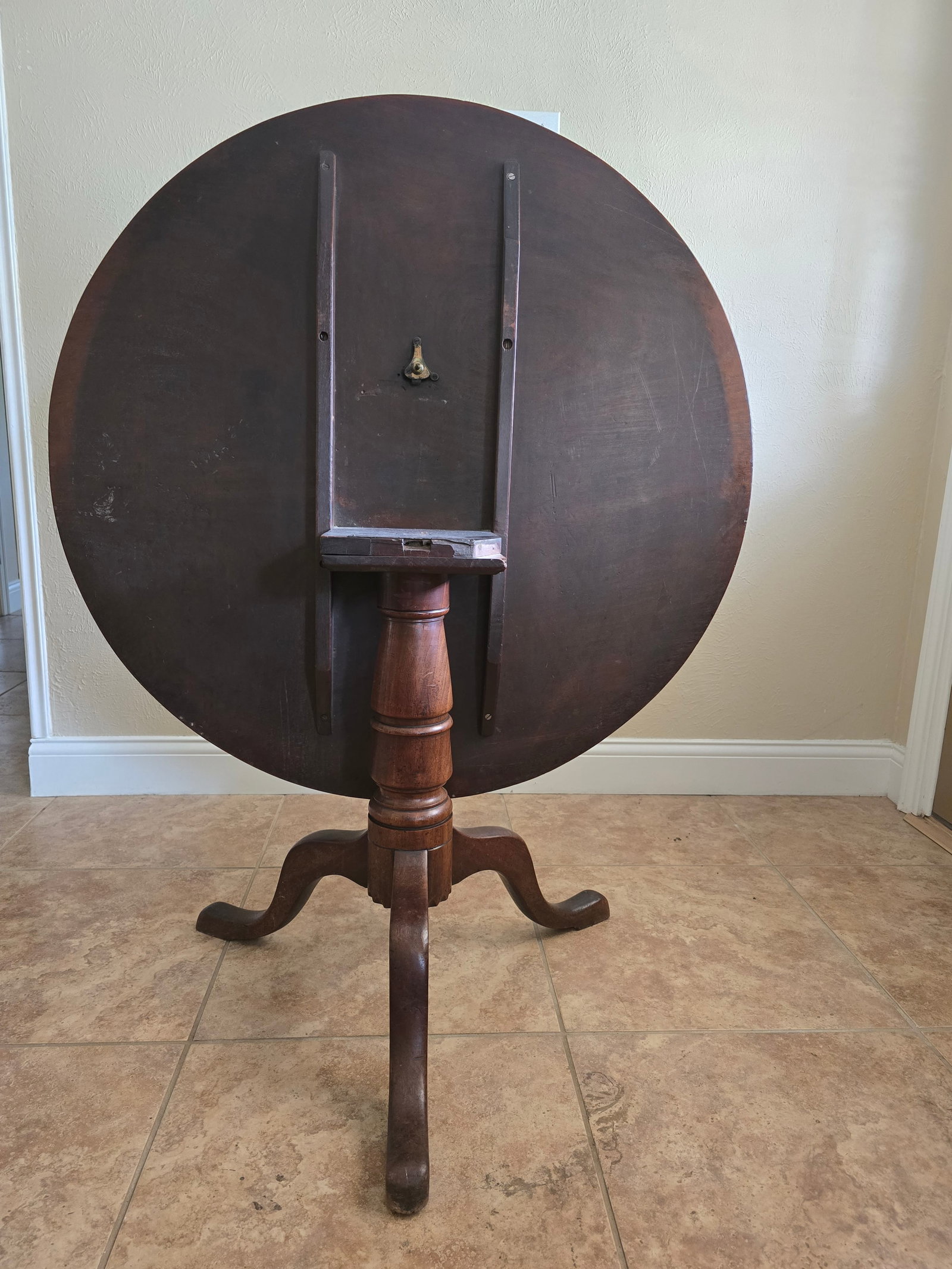 18th Century Georgian Mahogany Tilt Table - 5