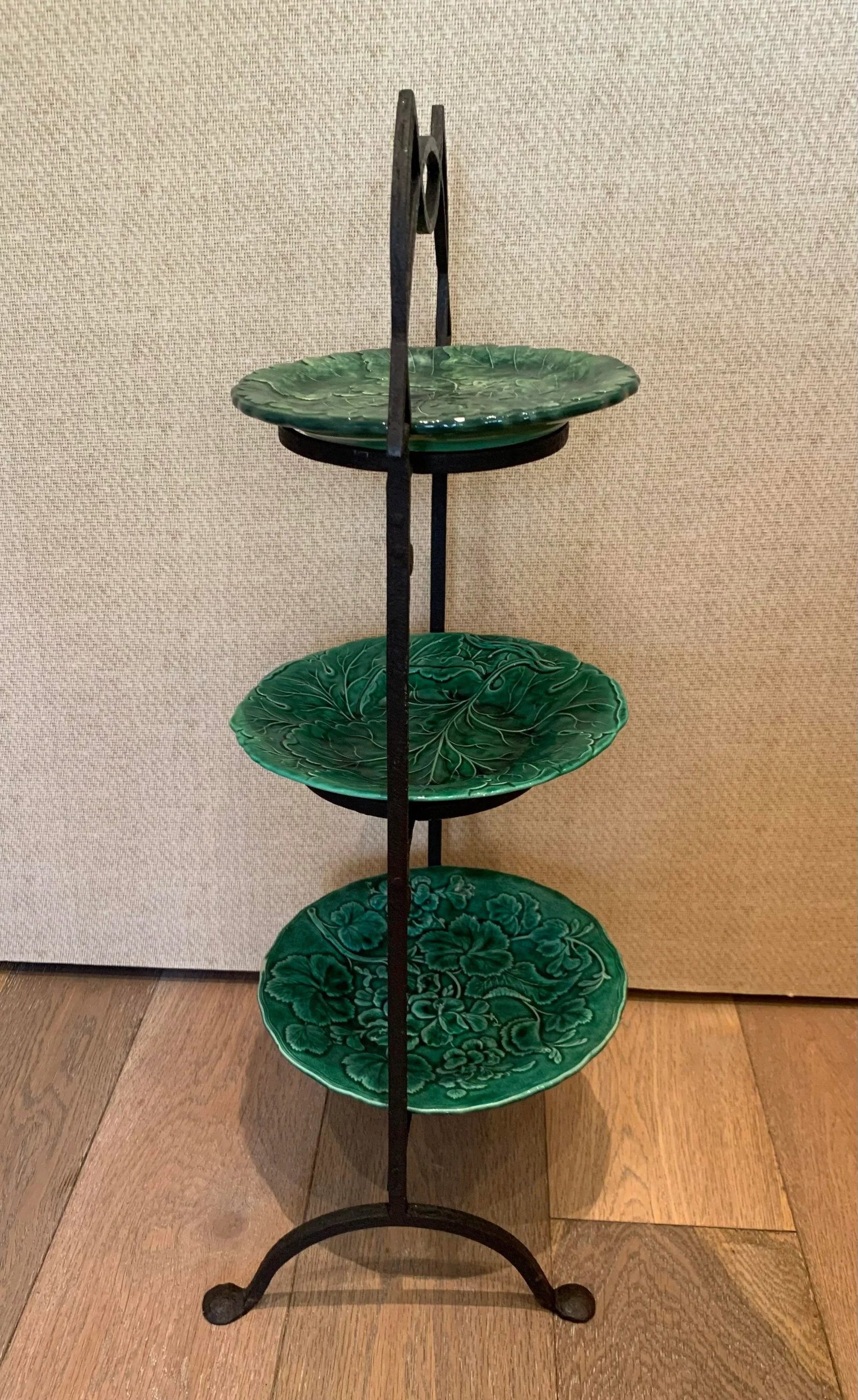 Mid 20th Century Serving Stand With English and Italian Majolica Plates - Set of 4 - 5