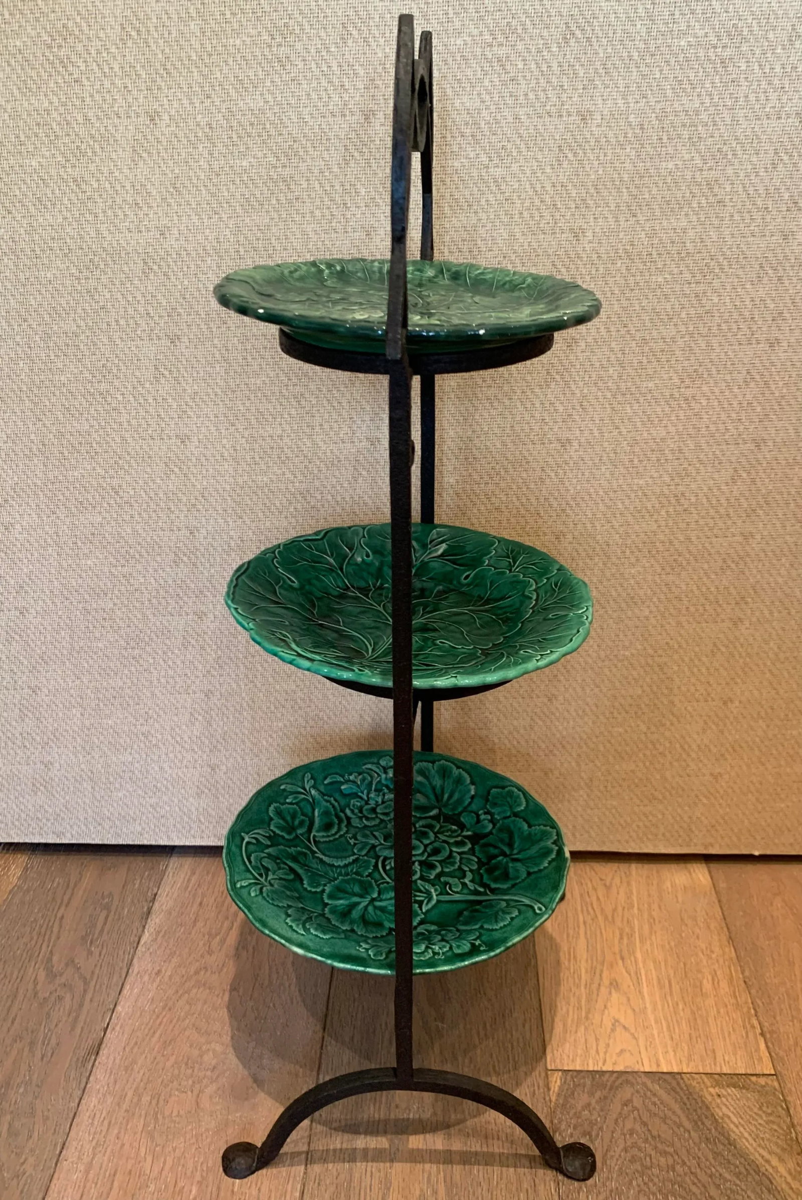 Mid 20th Century Serving Stand With English and Italian Majolica Plates - Set of 4 - 9