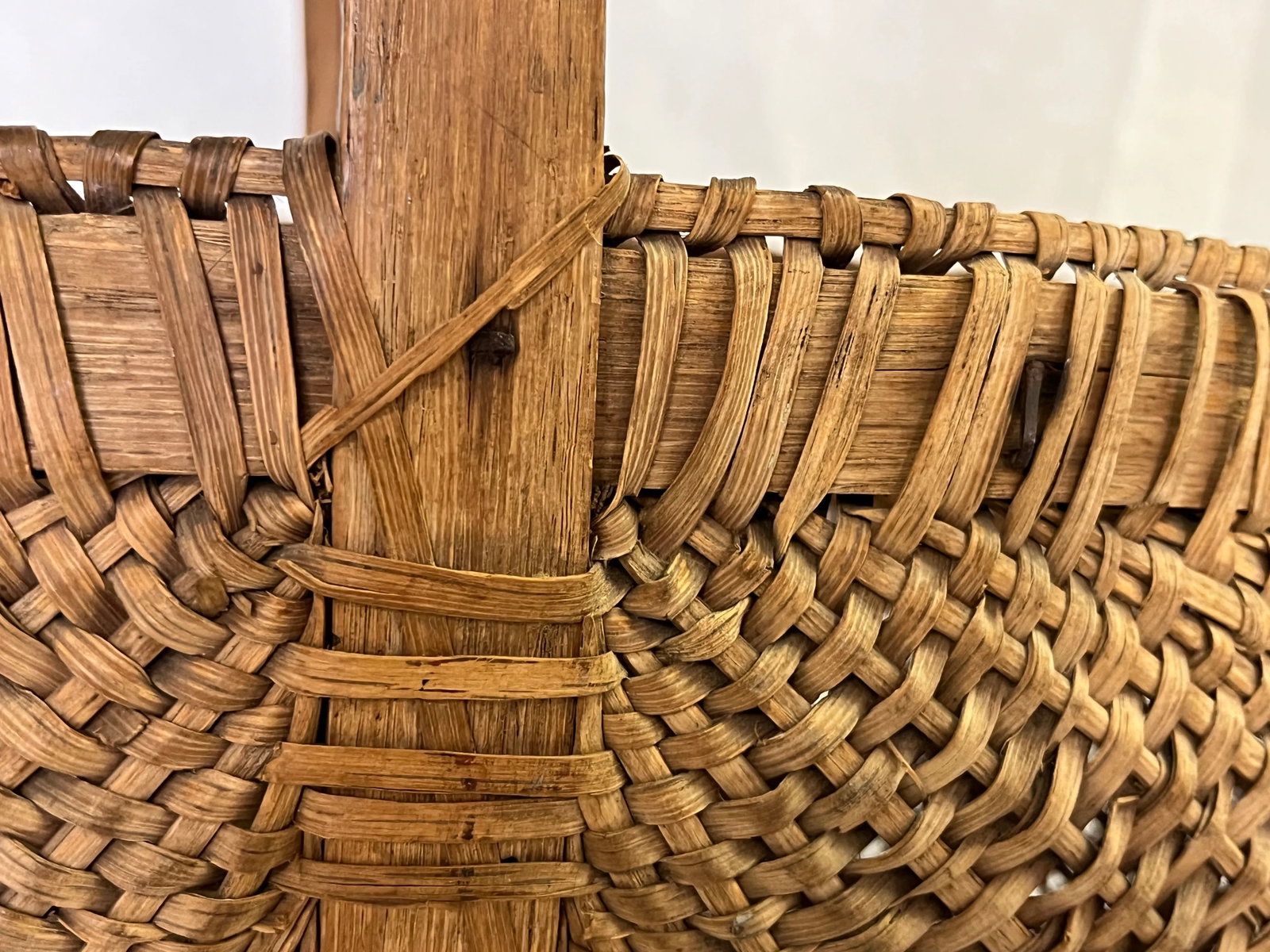 Antique Primitive Round Buttocks Woven Egg Basket With Bent Wood Handle - 7