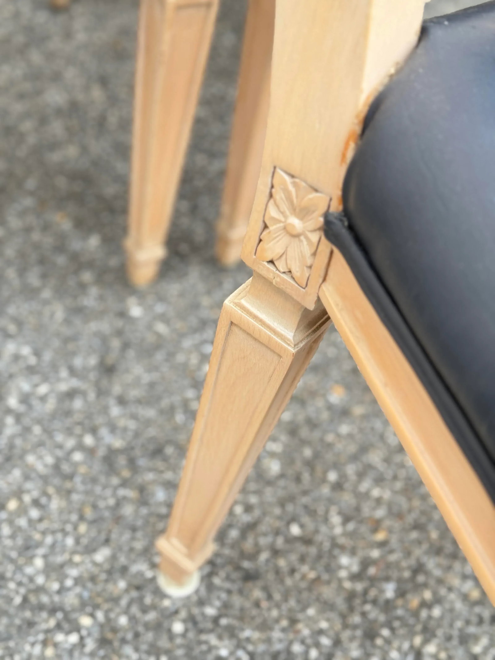 1940s Louis XIV Style Dining Chairs With Carved Wood Frames and Leather Upholstery - Set of 6 - 10