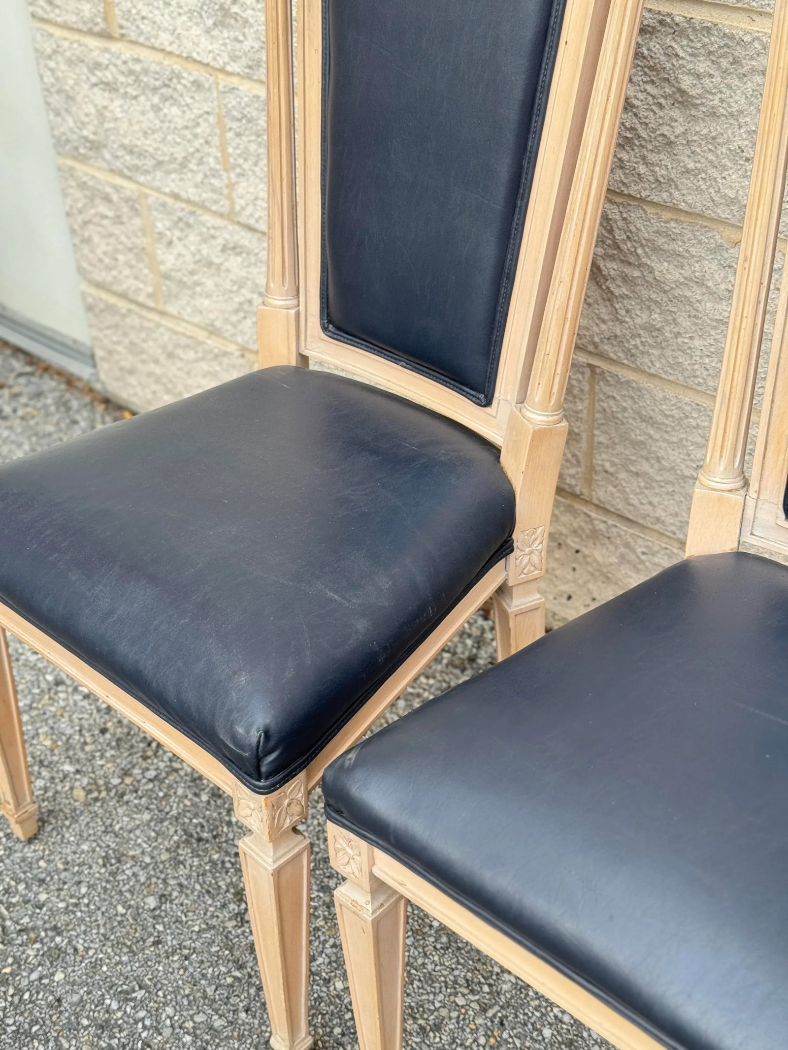 1940s Louis XIV Style Dining Chairs With Carved Wood Frames and Leather Upholstery - Set of 6 - 7
