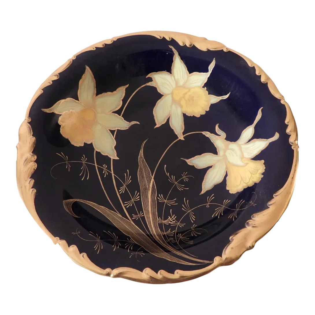 Johann Haviland Bavaria Cobalt Blue Daffodils Center Pedestal Bowl Serving Dish, 1907-1924: This marvelous antique center piece/pedestal bowl is created in gorgeous white porcelain and is hand-painted with beautiful daffodils in yellow, edged in gold gilt and on a cobalt blue background.