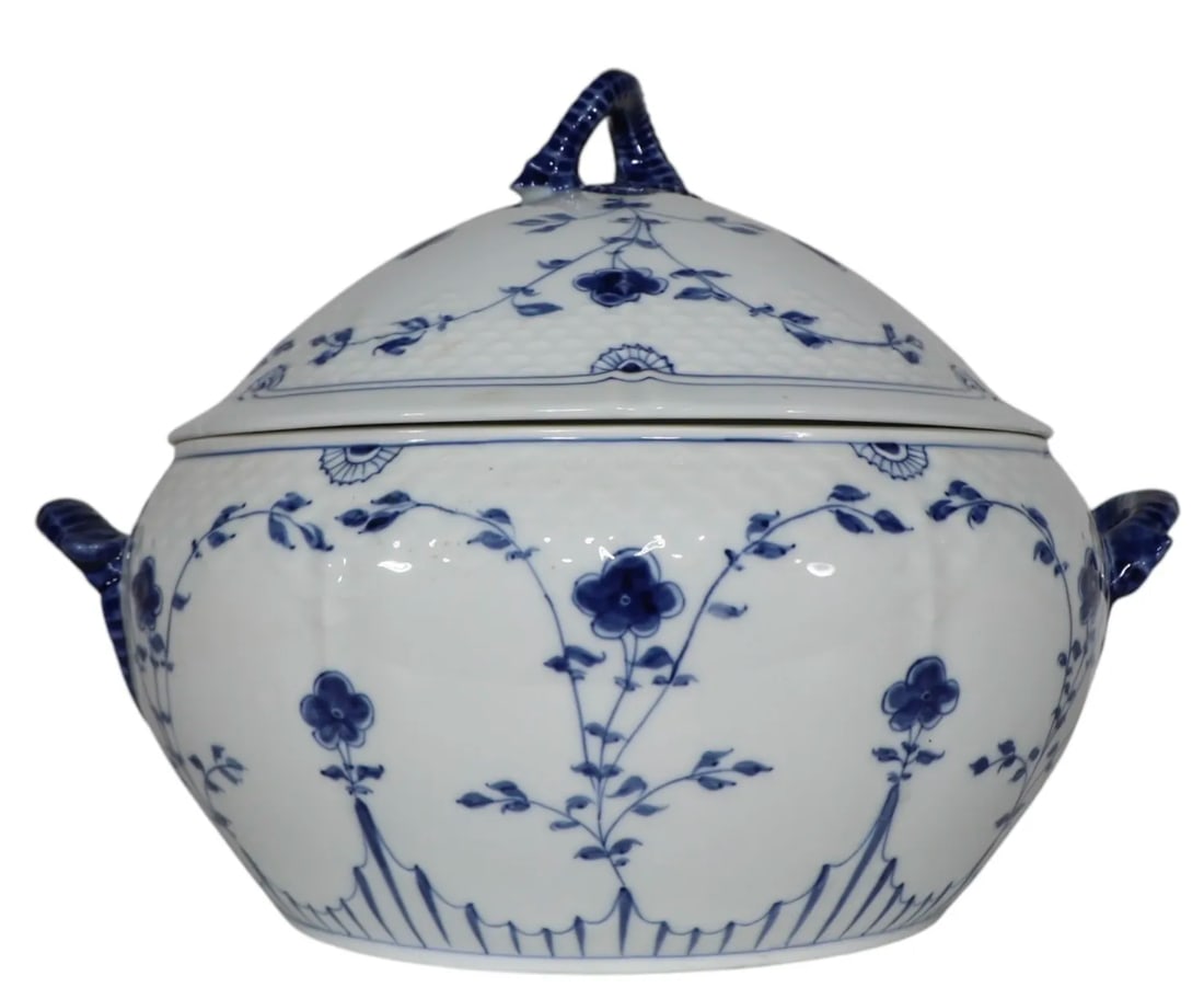 2 Bing & Grondahl Covered Serving Pieces in the Blue and White Butterfly Pattern - 3