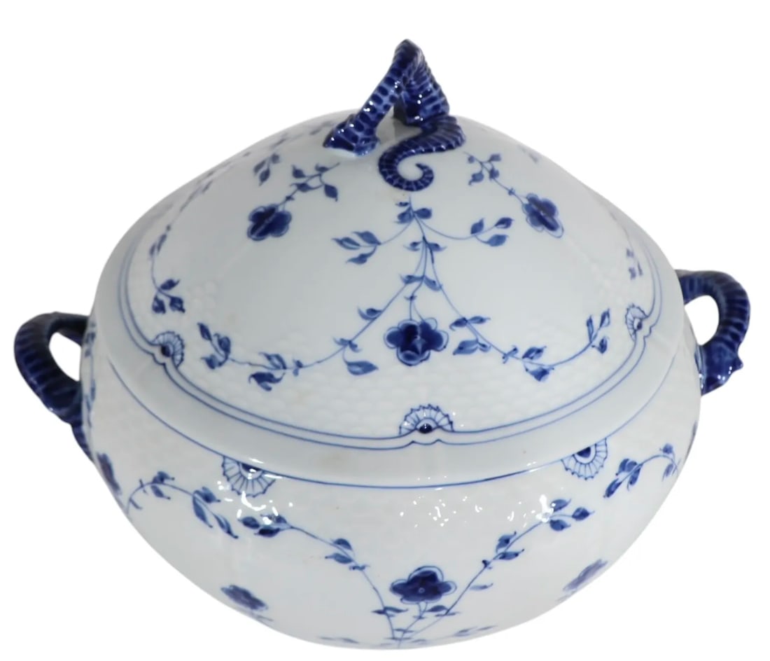 2 Bing & Grondahl Covered Serving Pieces in the Blue and White Butterfly Pattern - 5