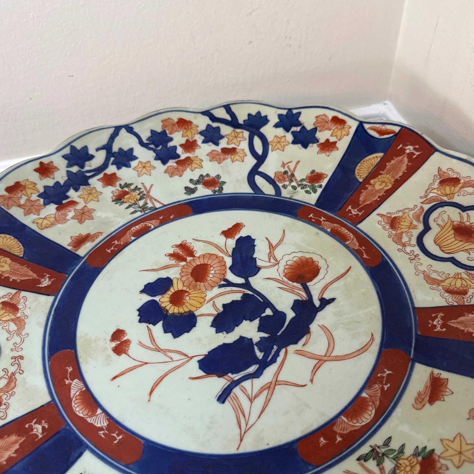 Vintage Oversized Imari Plate With Scalloped Edges and Floral Pattern - 5