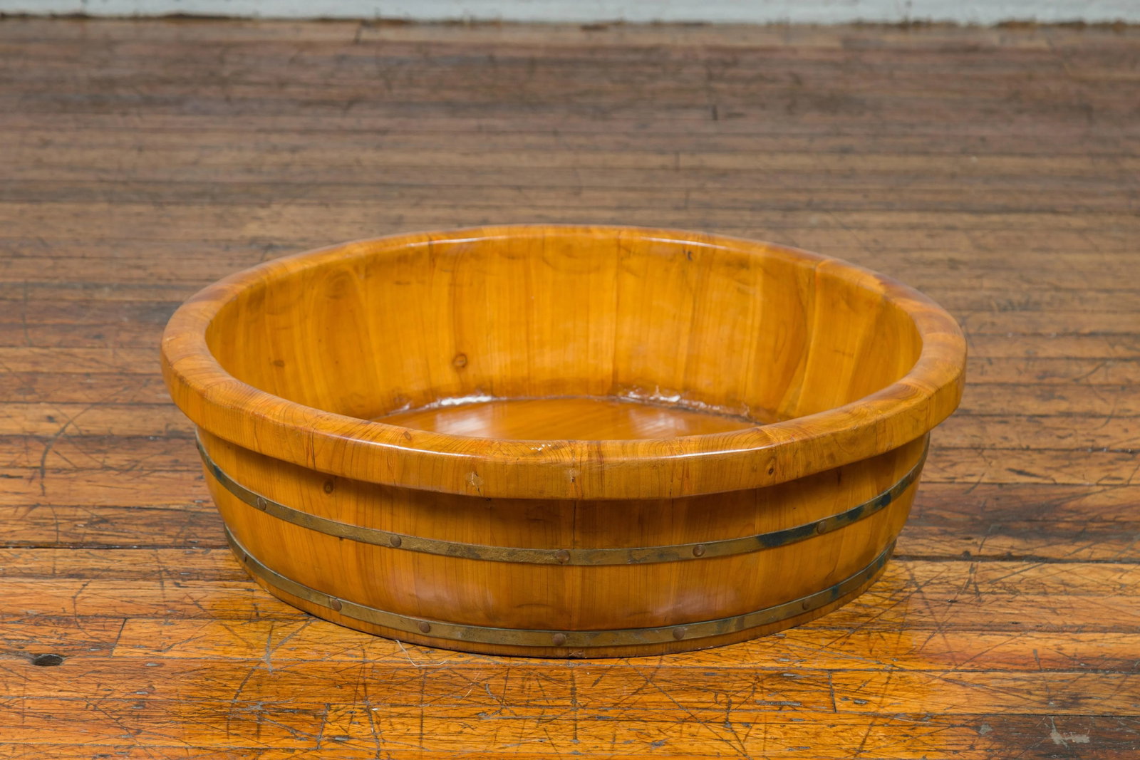 Mid 19th Century Chinese Qing Dynasty Period Elm Round Rice Tray with Brass Braces - 5