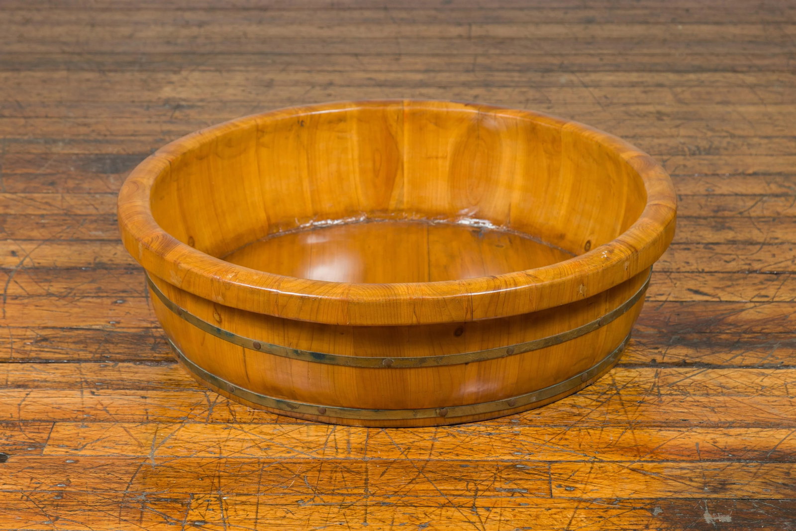 Mid 19th Century Chinese Qing Dynasty Period Elm Round Rice Tray with Brass Braces - 6