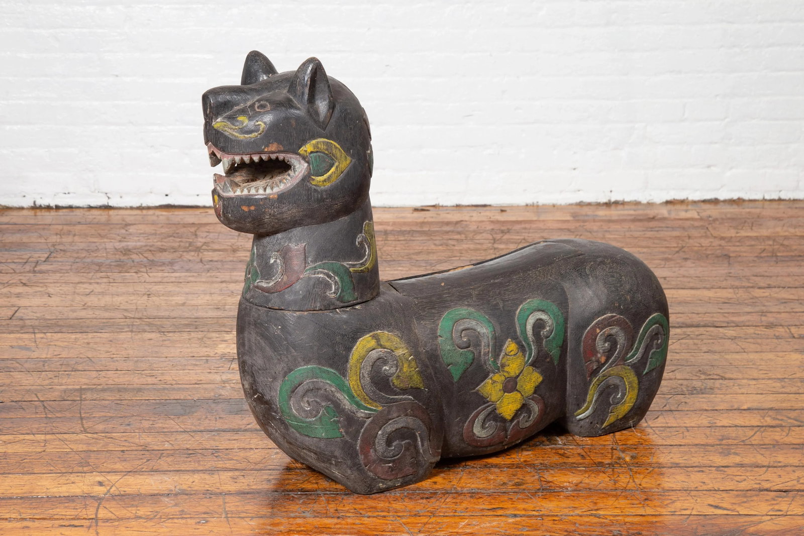 Mid 19th Century Northern Thai Chiang Mai Carved and Polychrome Mythical Guardian Animal - 10