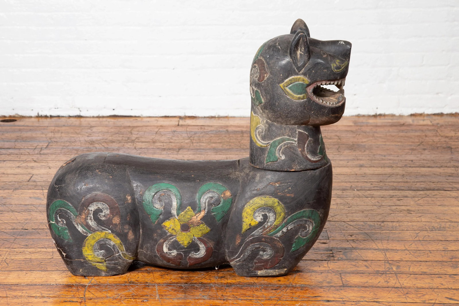 Mid 19th Century Northern Thai Chiang Mai Carved and Polychrome Mythical Guardian Animal - 5