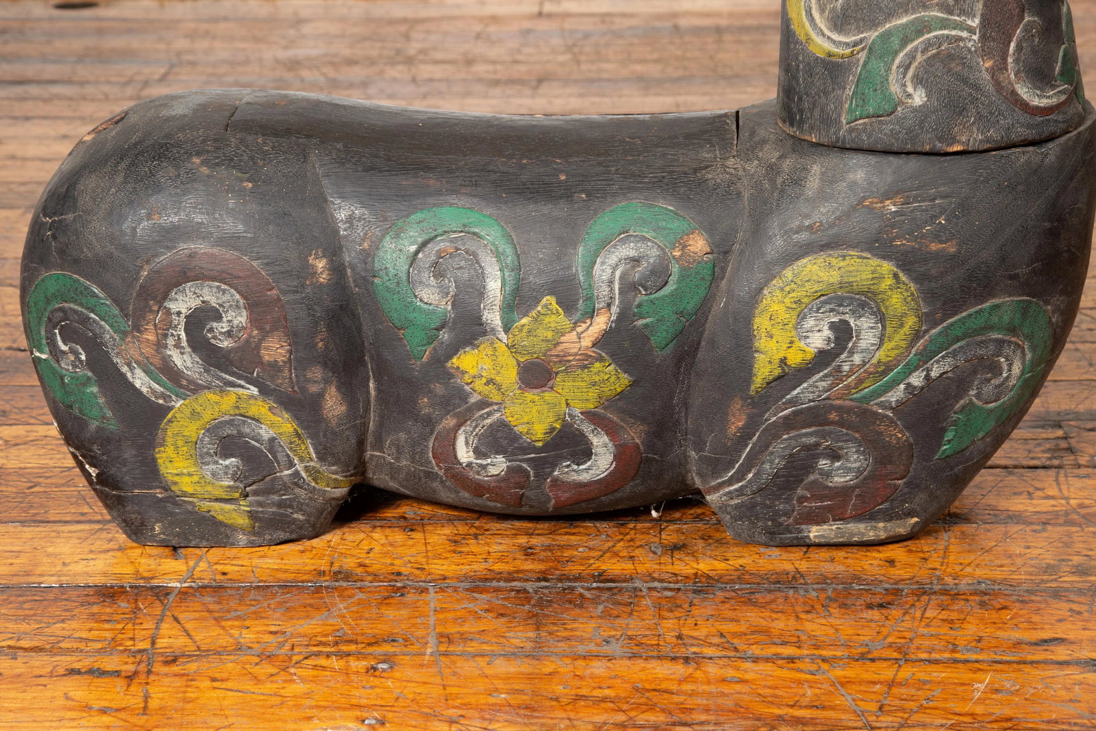 Mid 19th Century Northern Thai Chiang Mai Carved and Polychrome Mythical Guardian Animal - 6