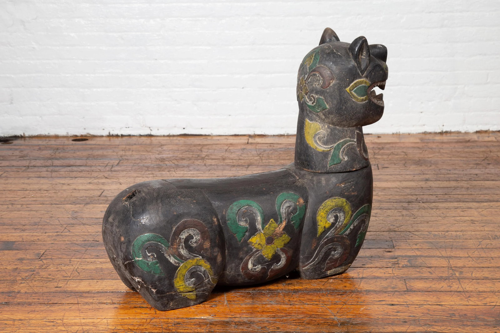 Mid 19th Century Northern Thai Chiang Mai Carved and Polychrome Mythical Guardian Animal - 7