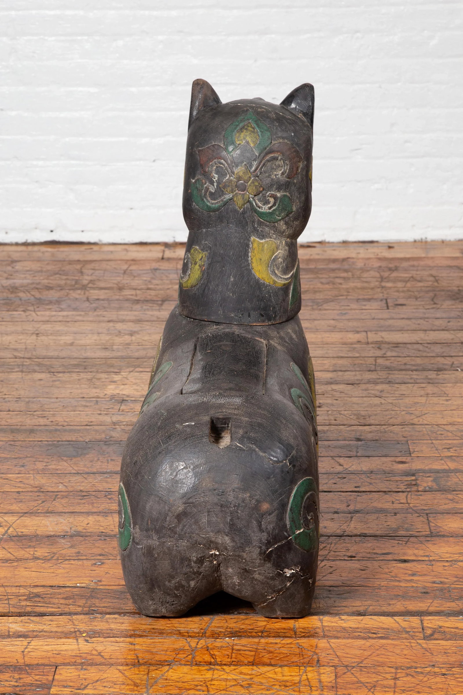 Mid 19th Century Northern Thai Chiang Mai Carved and Polychrome Mythical Guardian Animal - 8
