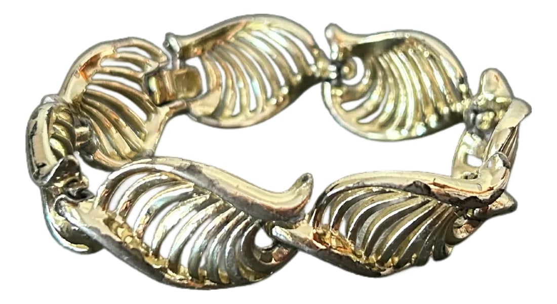 Vintage Lisner Signed Silver-Tone Shell Link Bracelet | Mid-Century Modern Costume Jewelry | 1950s": Vintage Lisner Signed Silver-Tone Shell Link Bracelet | Mid-Century Modern Costume Jewelry | 1950s–1960s This elegant vintage Lisner bracelet features a striking silver-tone link design with