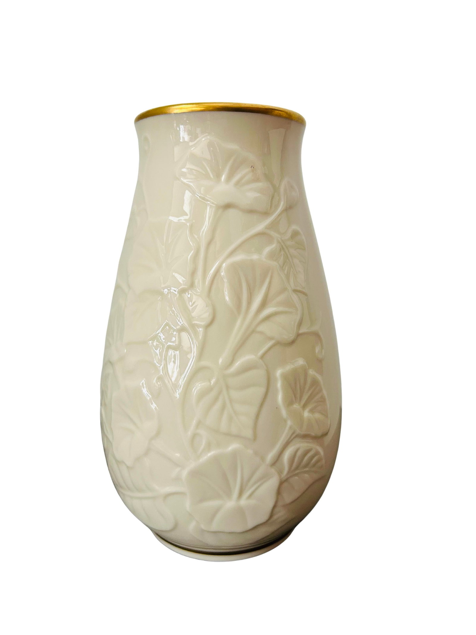 Late 20th Century Lenox Morning Glory Collection Ivory Porcelain Vase With 24k Gold Trim – - 2