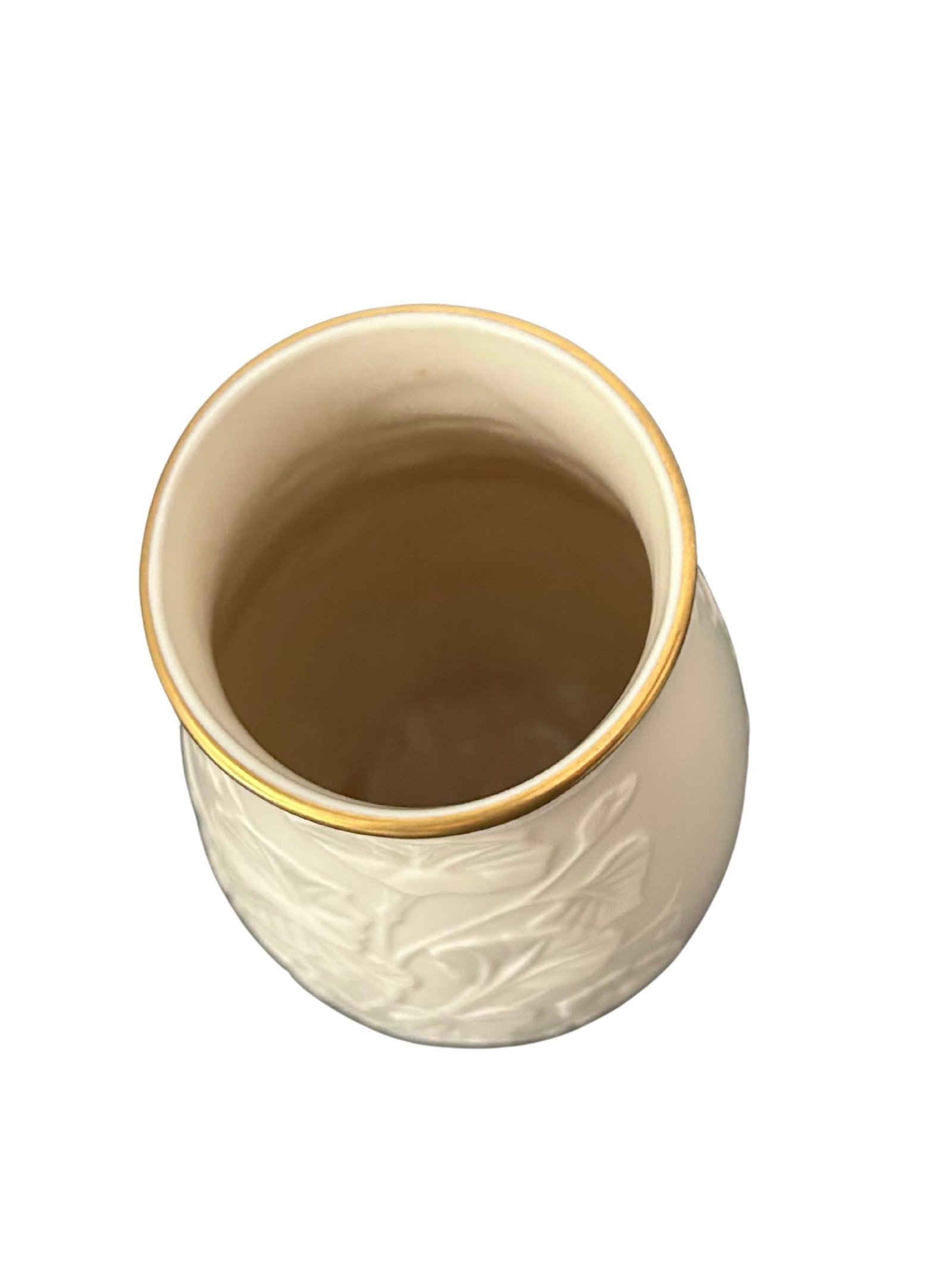 Late 20th Century Lenox Morning Glory Collection Ivory Porcelain Vase With 24k Gold Trim – - 3