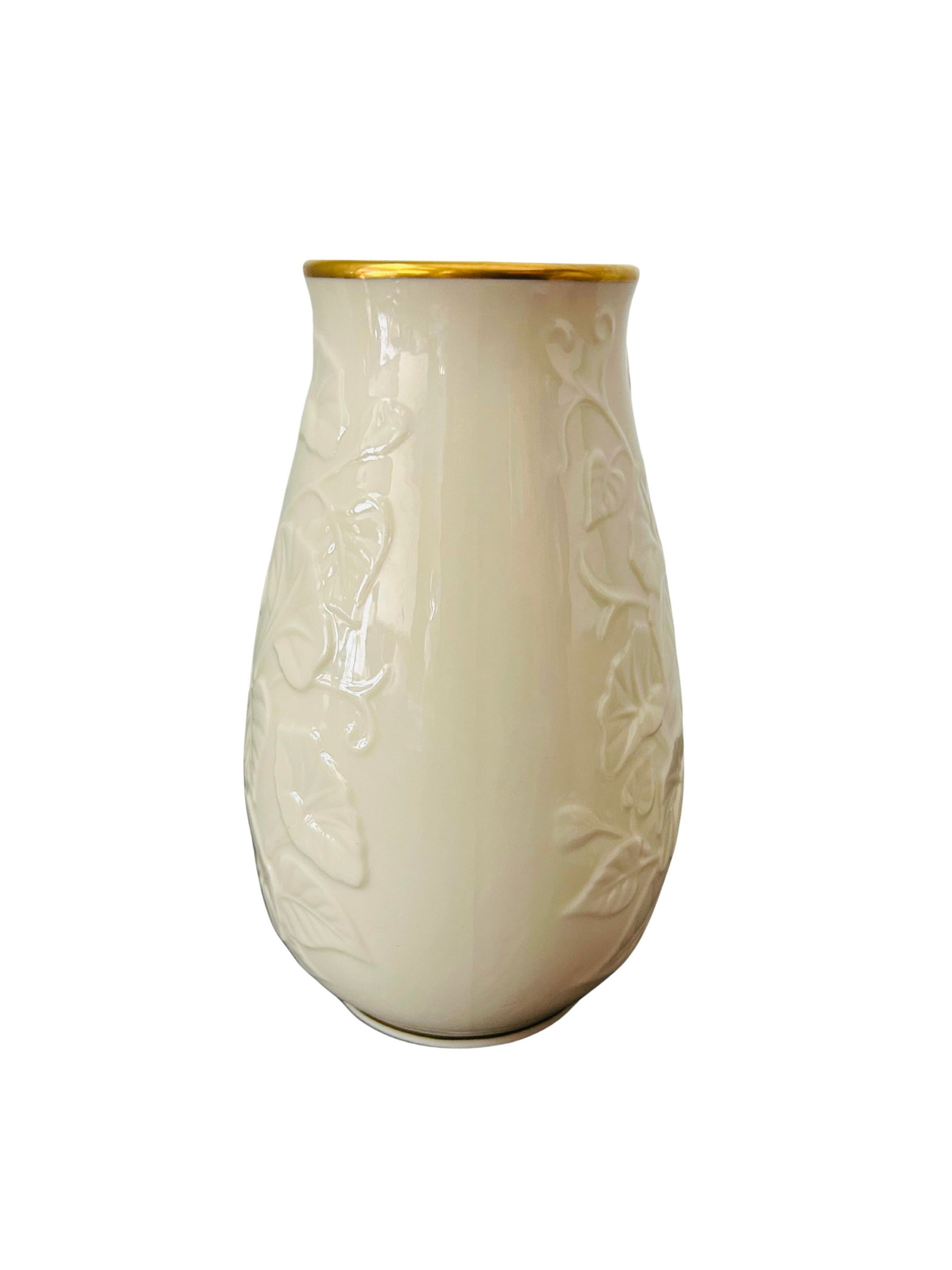 Late 20th Century Lenox Morning Glory Collection Ivory Porcelain Vase With 24k Gold Trim – - 4