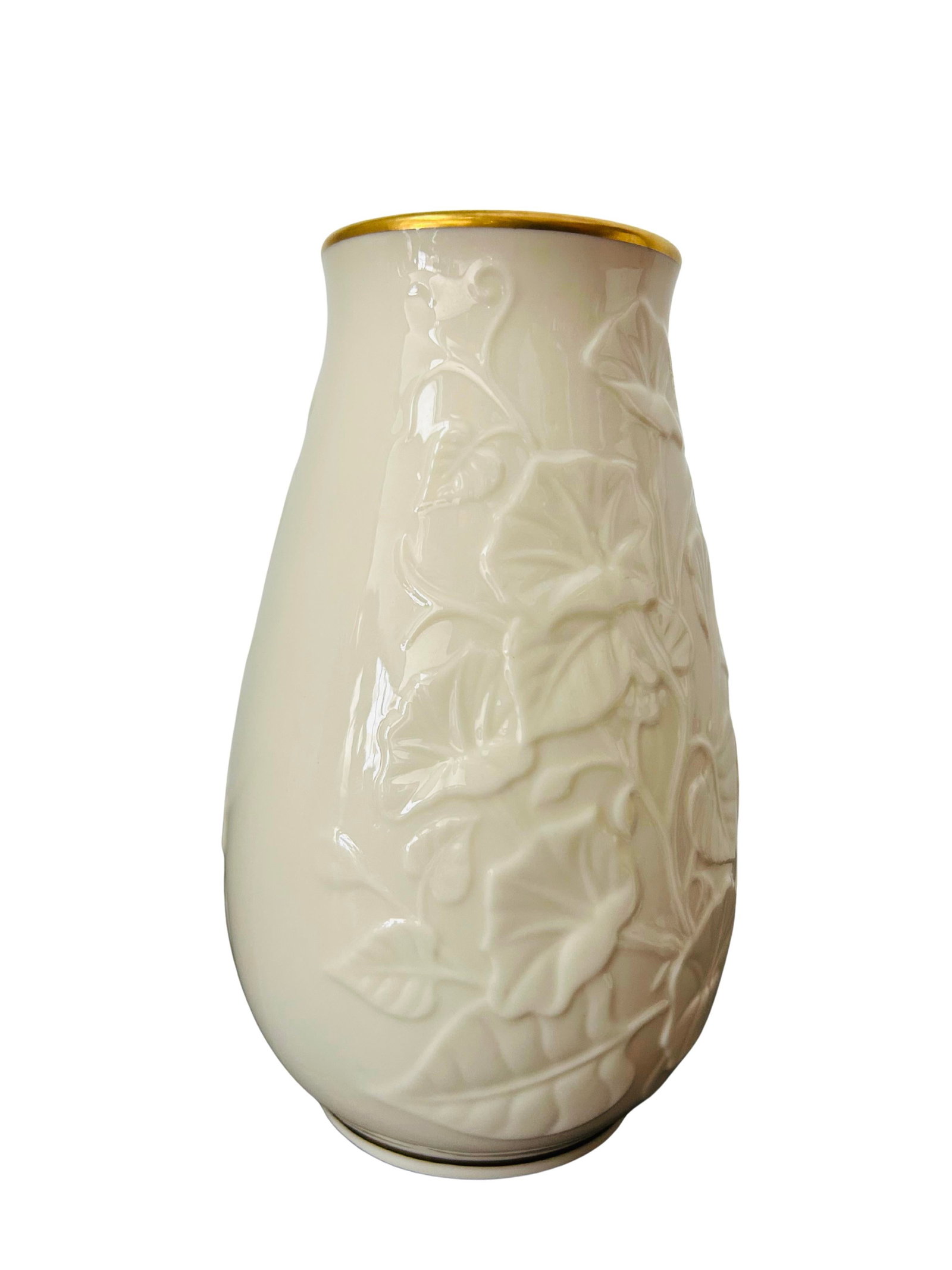 Late 20th Century Lenox Morning Glory Collection Ivory Porcelain Vase With 24k Gold Trim – - 6