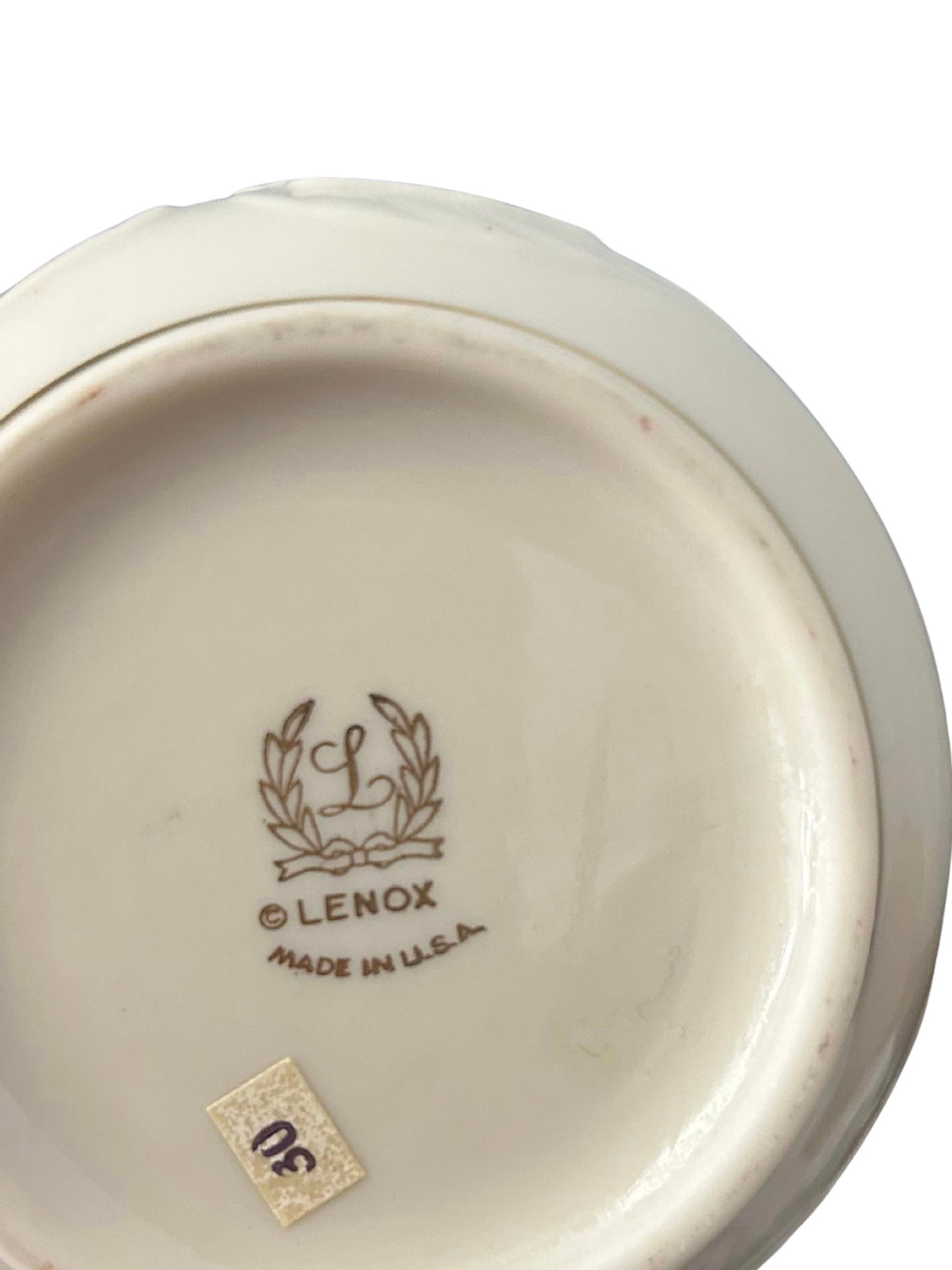 Late 20th Century Lenox Morning Glory Collection Ivory Porcelain Vase With 24k Gold Trim – - 9